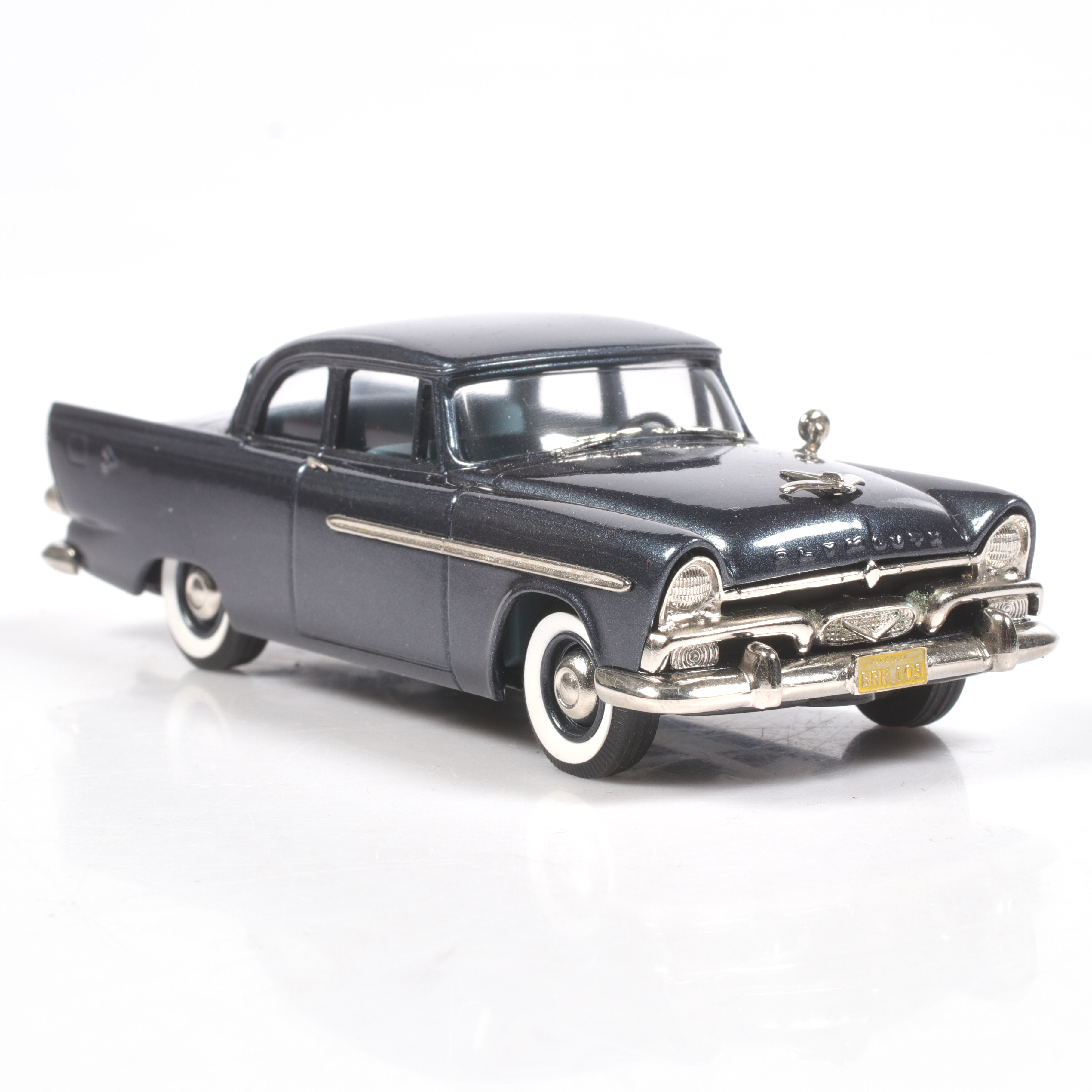 MODELLBIL, metall/resin, Plymouth Plaza, 2 Door Club Sedan, 1956, Brooklin Models, skala 1:43.