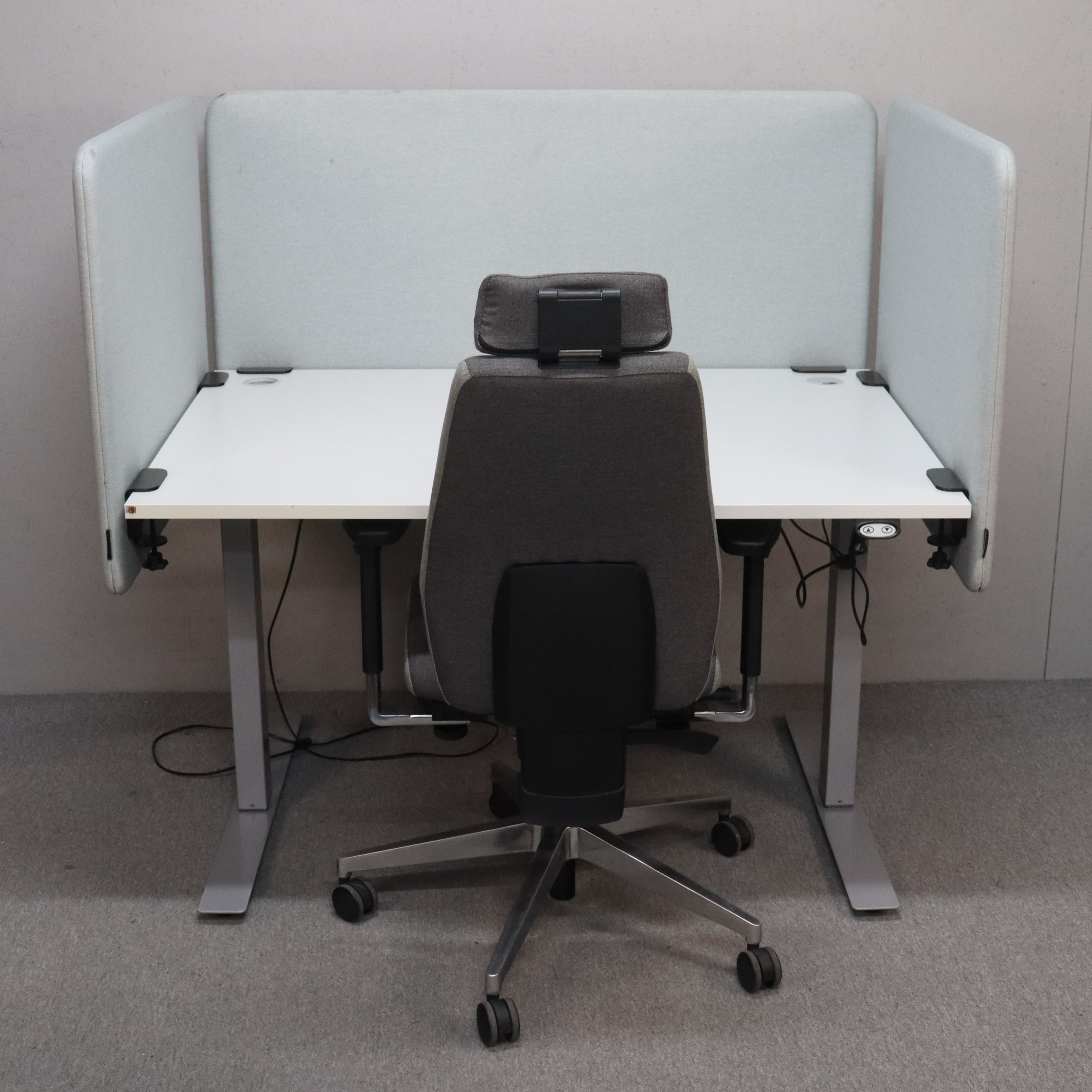 KONTORSGRUPP, Höj- och sänkbart skrivbord, kontorstol och ljuddämande bordsskärmar, 5 delar.