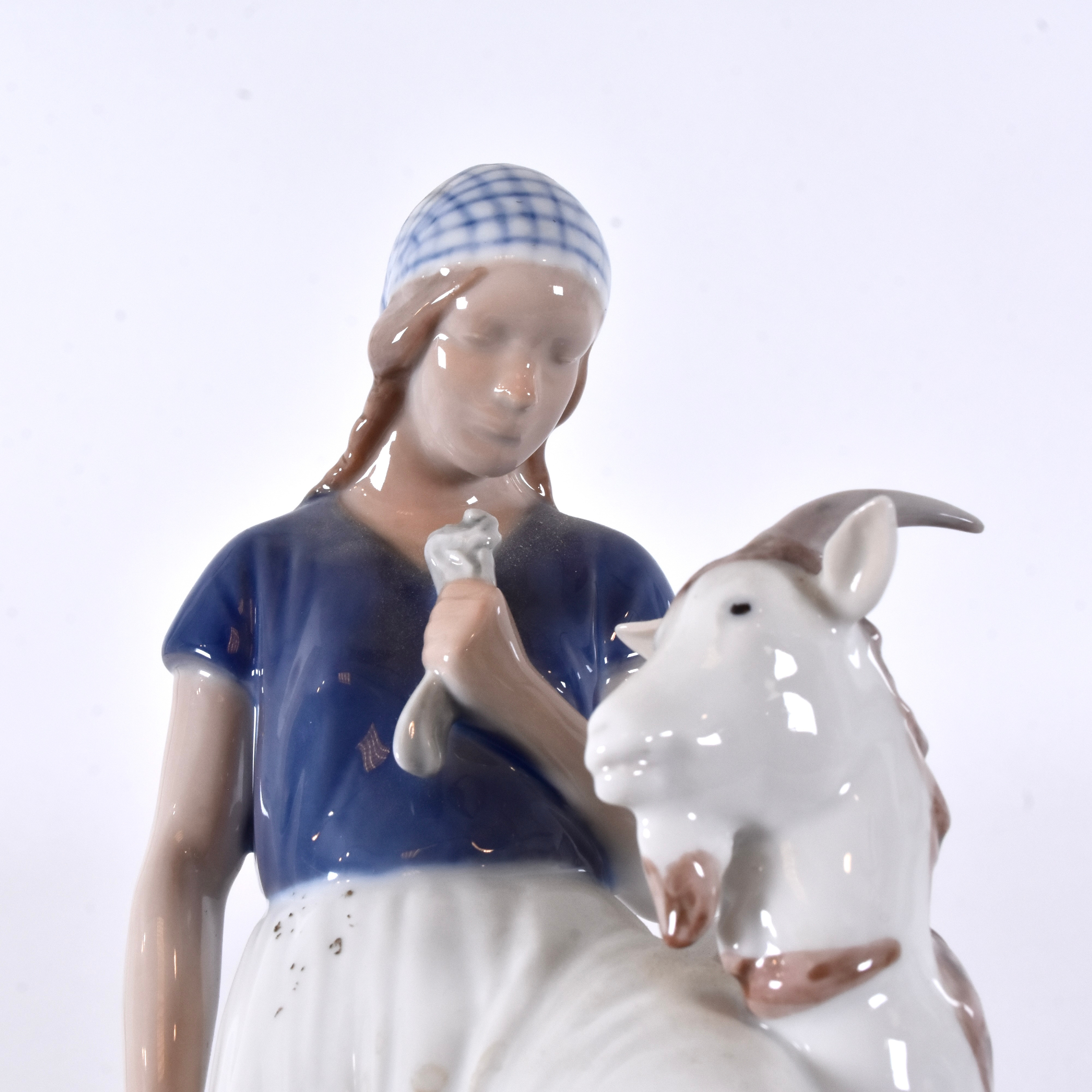 FIGURIN, porslin, Kvinna och get, nr 2180, Bing & Gröndahl.