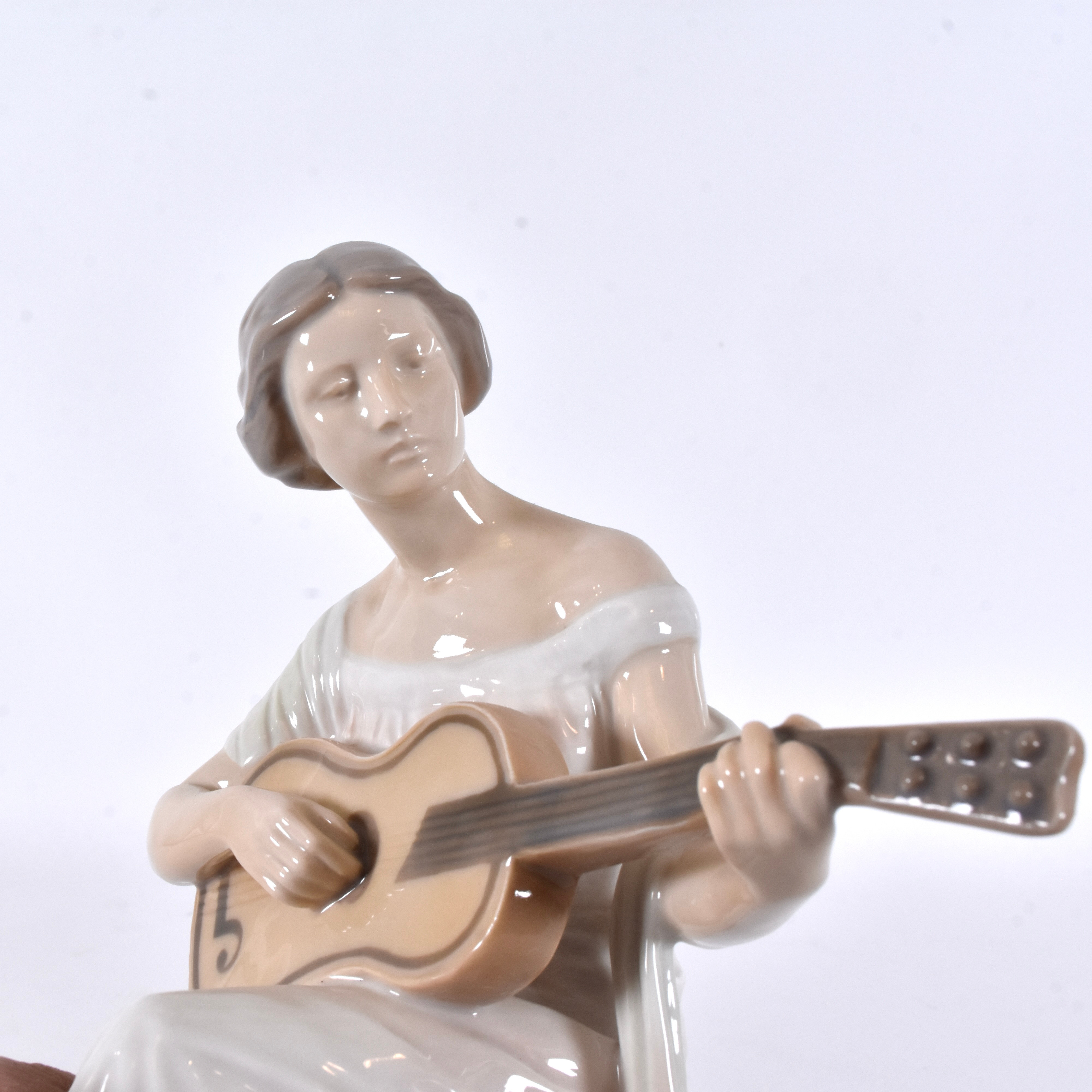 INGEBORG PLOCKROSS IRMINGER. Figurin, porslin, Bing & Gröndal, 1684, gitarrspelande kvinna.