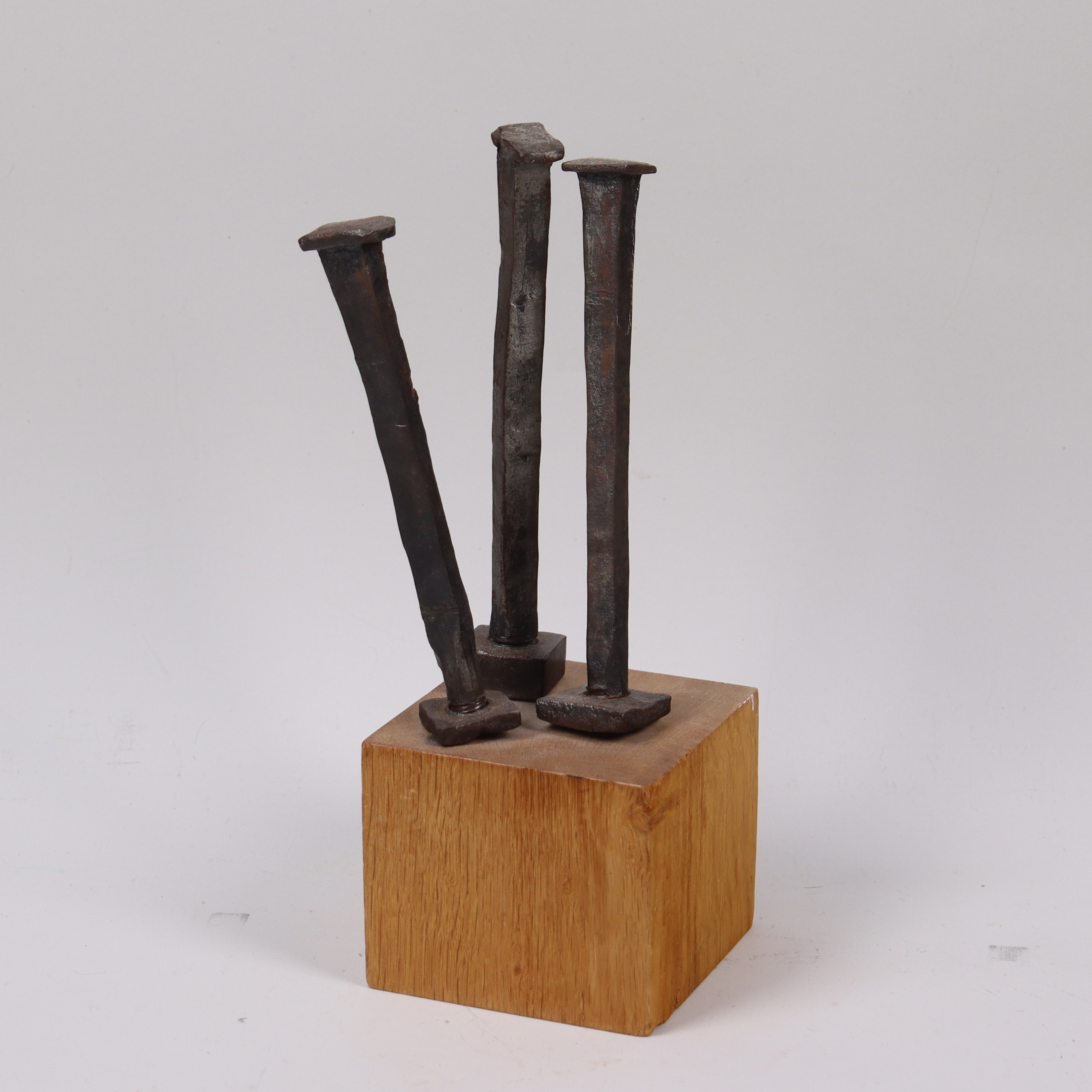 OIDENTIFIERAD KONSTNÄR. skulptur, handsmidda spik, symboliserar troligen Jesu korsfästelse.