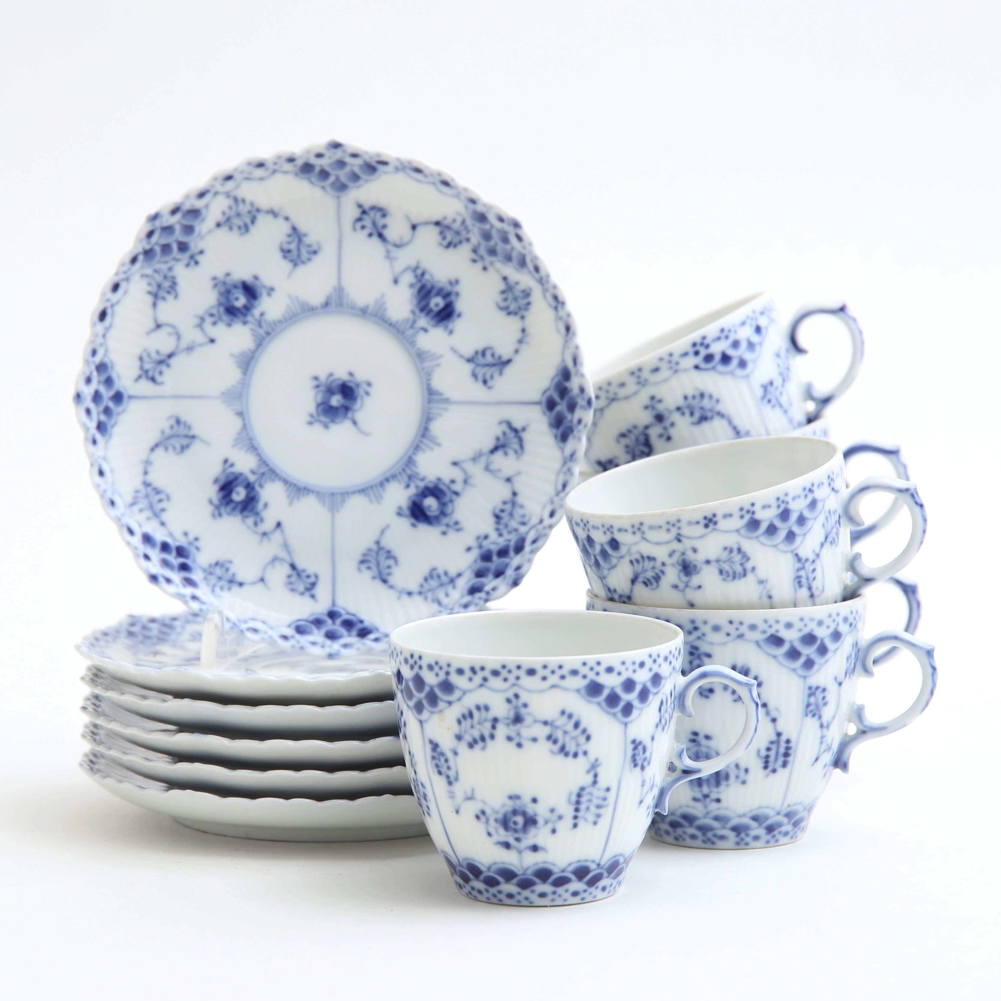 KAFFEKOPPAR med fat, 12 delar, "Musselmalet halvblond", Royal Copenhagen, Danmark.