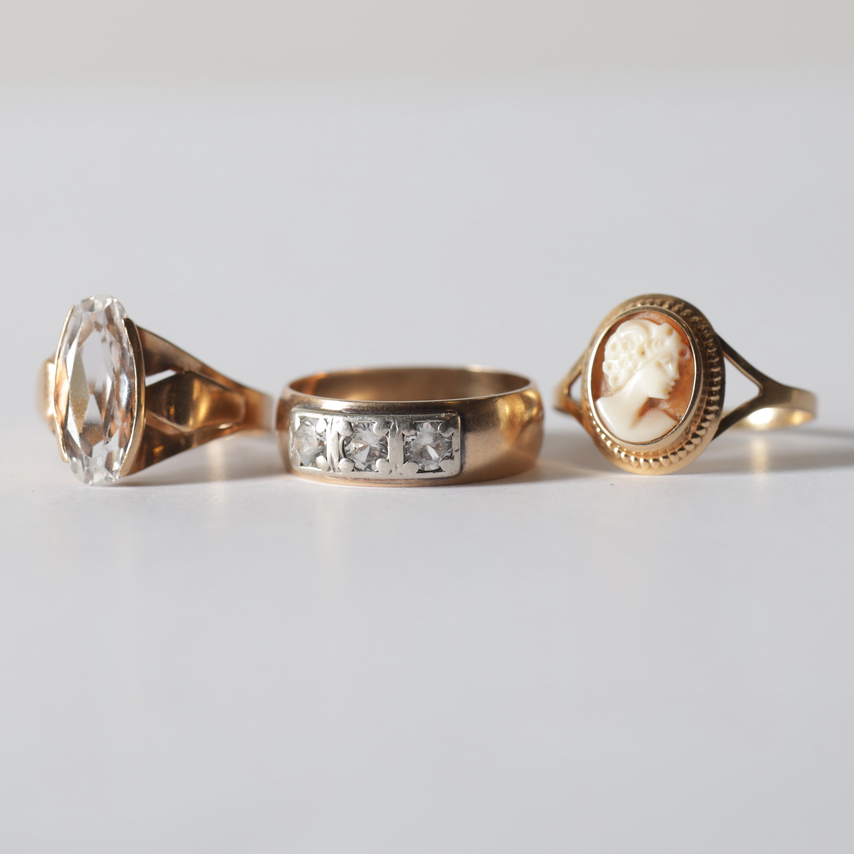 RINGAR, 3 st, 14K guld med stenar & camé. Totalvikt ca 5,8 gram.