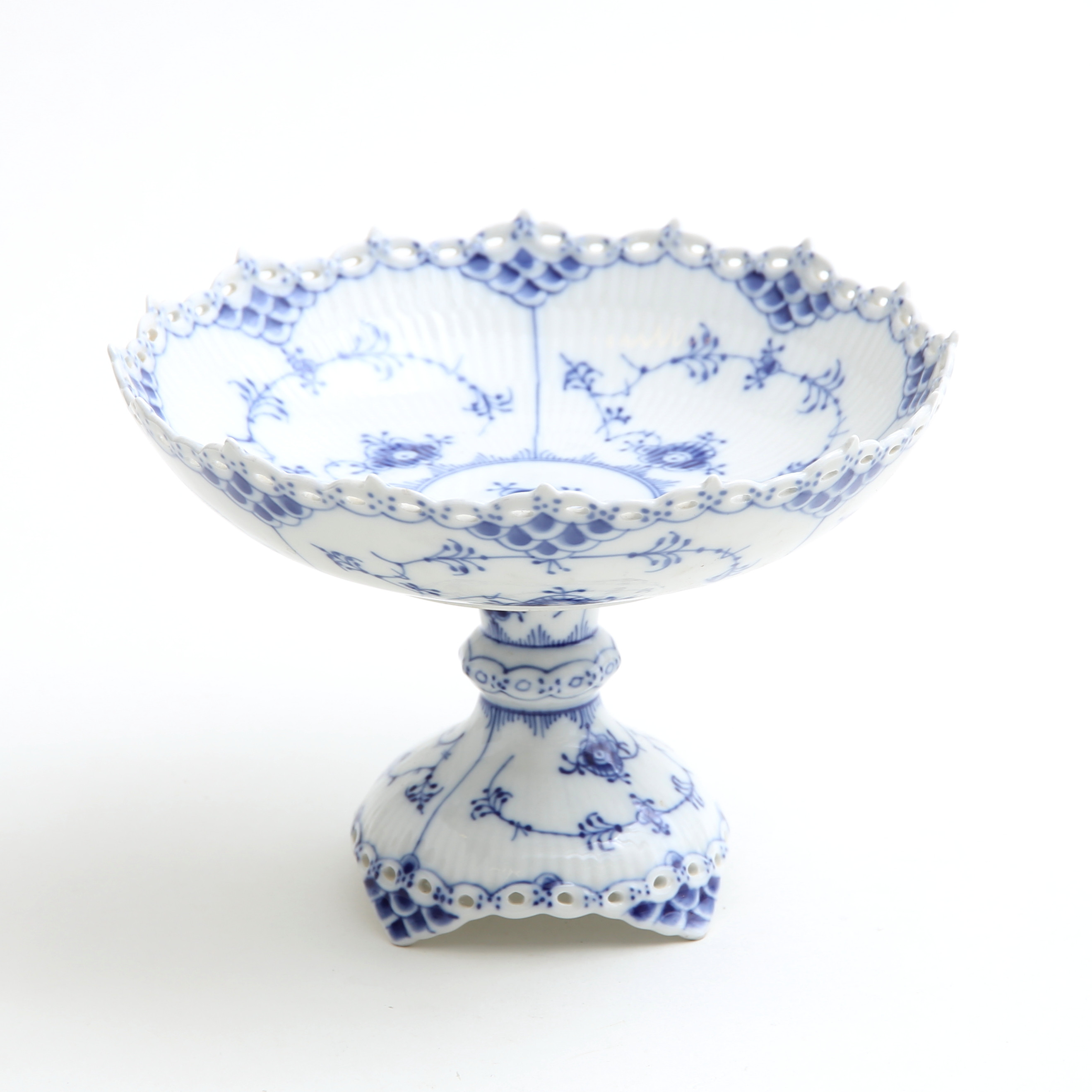 SKÅL PÅ FOT, porslin, Musselmalet, helblond, Royal Copenhagen Danmark.