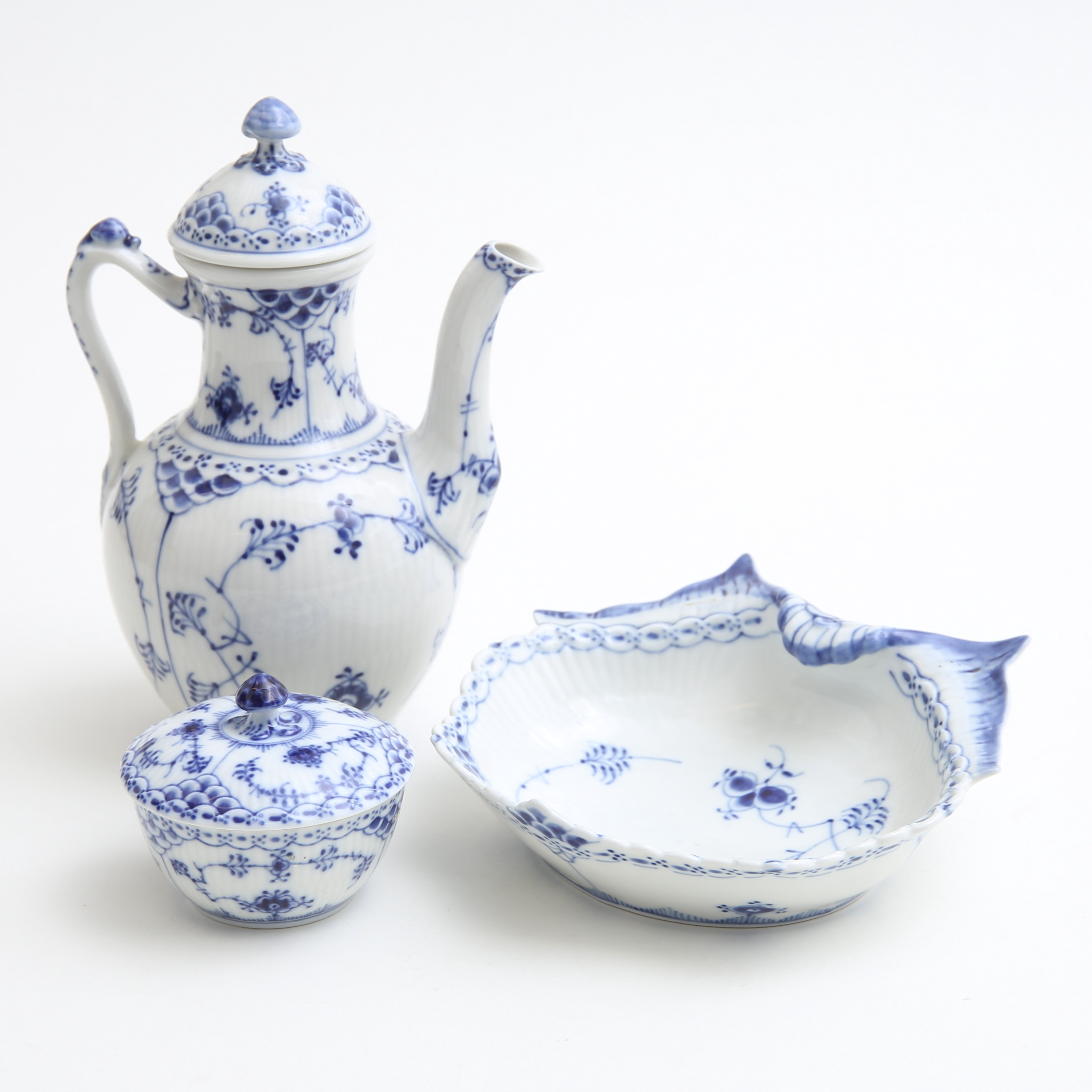 SERVISDELAR, 3 st, Musselmalet, halvblond, Royal Copenhagen, Danmark.