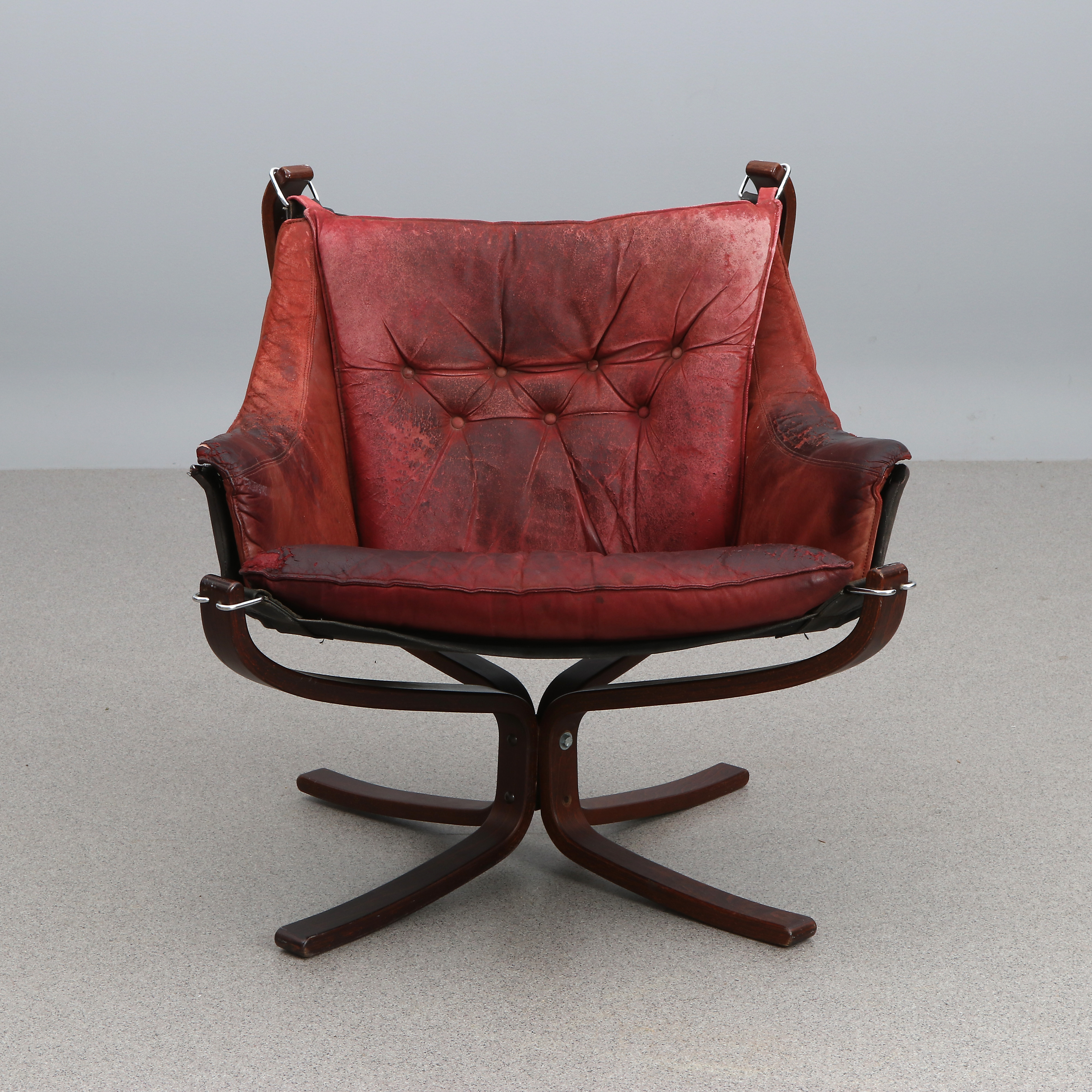 SIGURD RESSEL. FÅTÖLJ. Betsad bok, klädsel i textil och skinn. "Falcon Chair", Vattne Möbler, Norge, 1900-talets andra hälft.