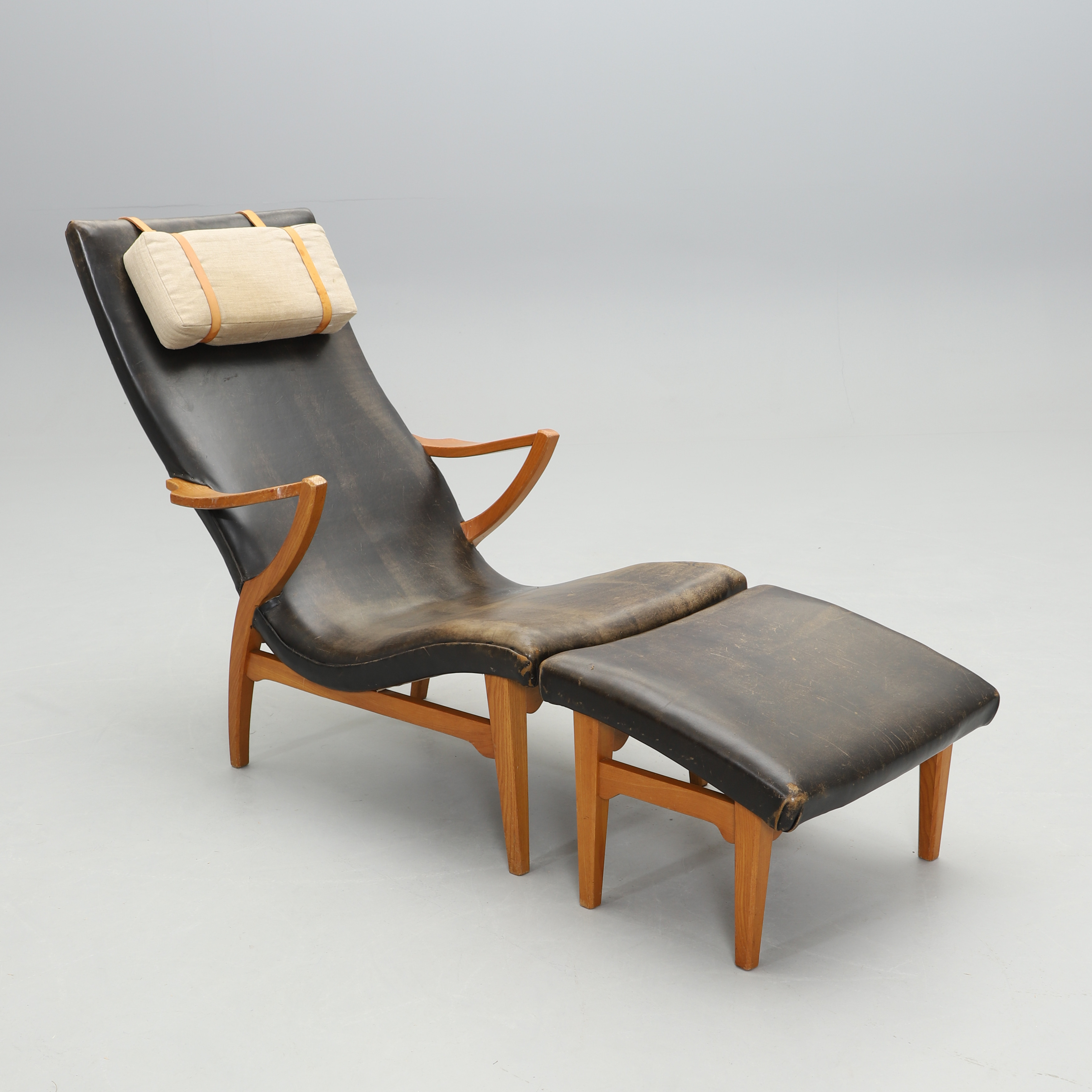 VILFÅTÖLJ MED FOTPALL, Swedish modern, 1900-talets mitt.