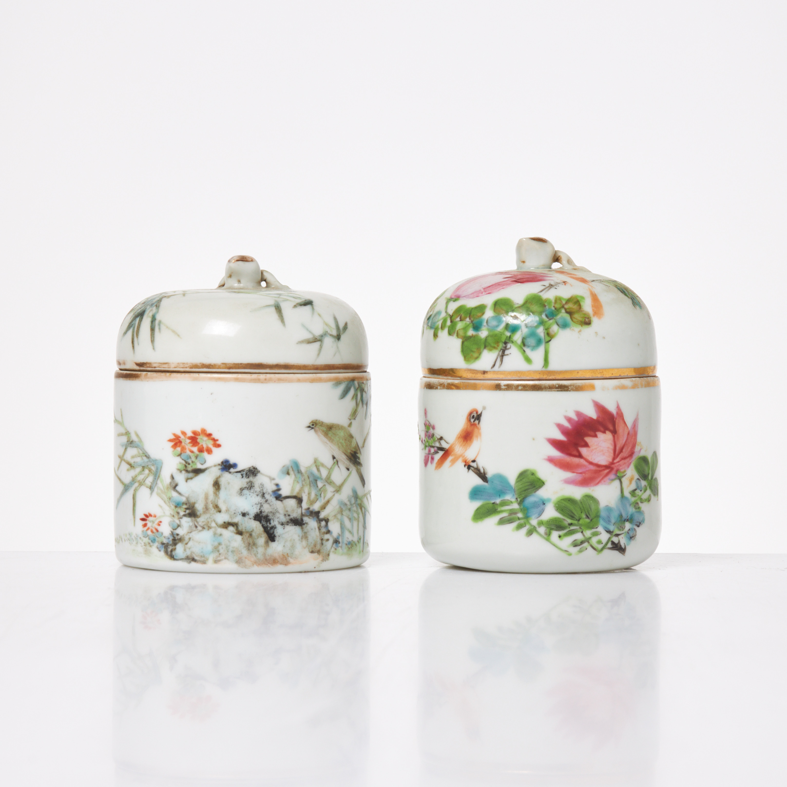 BURKAR MED KOPP. 2 st. porslin, 1800 talets slut, emaljdekor blommor och fåglar, kalligrafi.