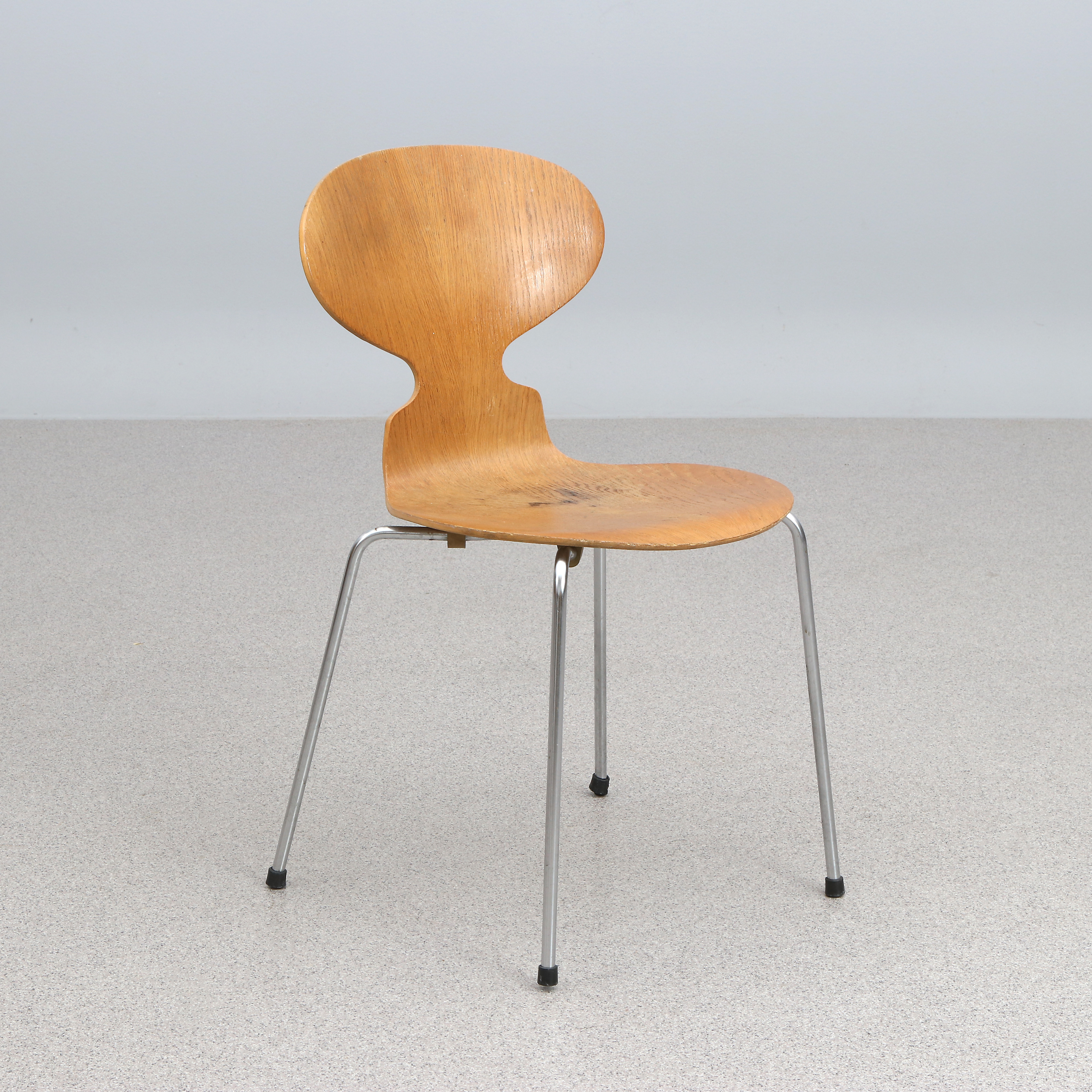 ARNE JACOBSEN. STOL. Ek och förkromad metall. "Myran". Fritz Hansen, nr 0365. Etikettmärkt undertill.