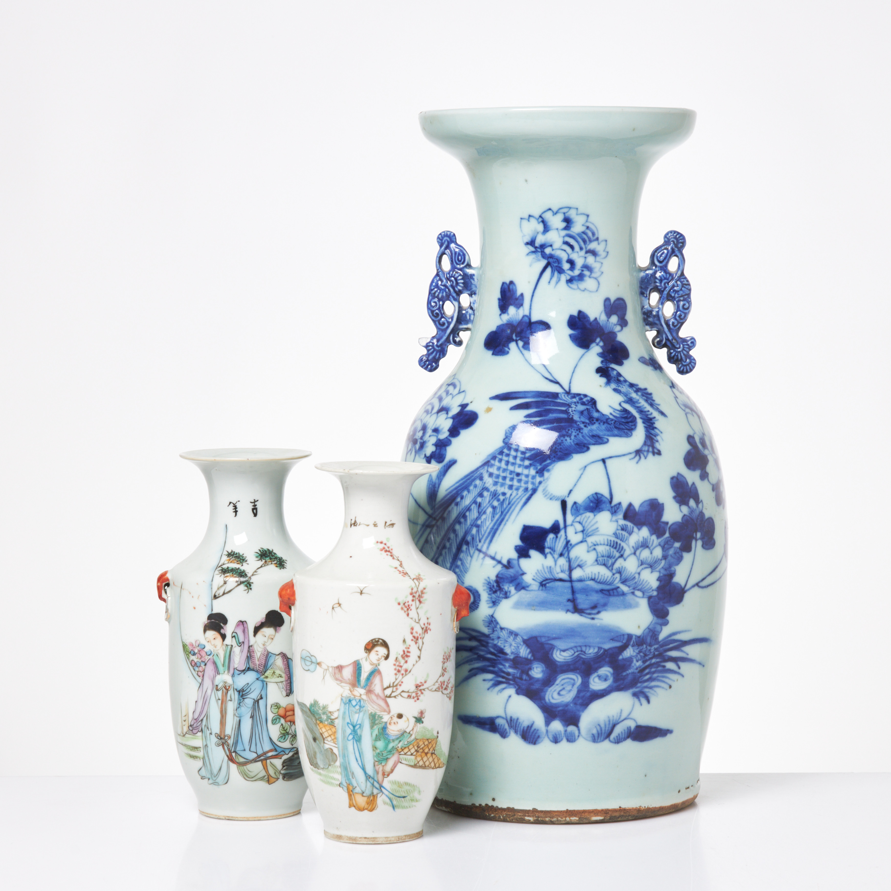 URNA, VASER. 3 st, Kina, porslin, 1800 tal, underglasyr blått samt emaljfärger.