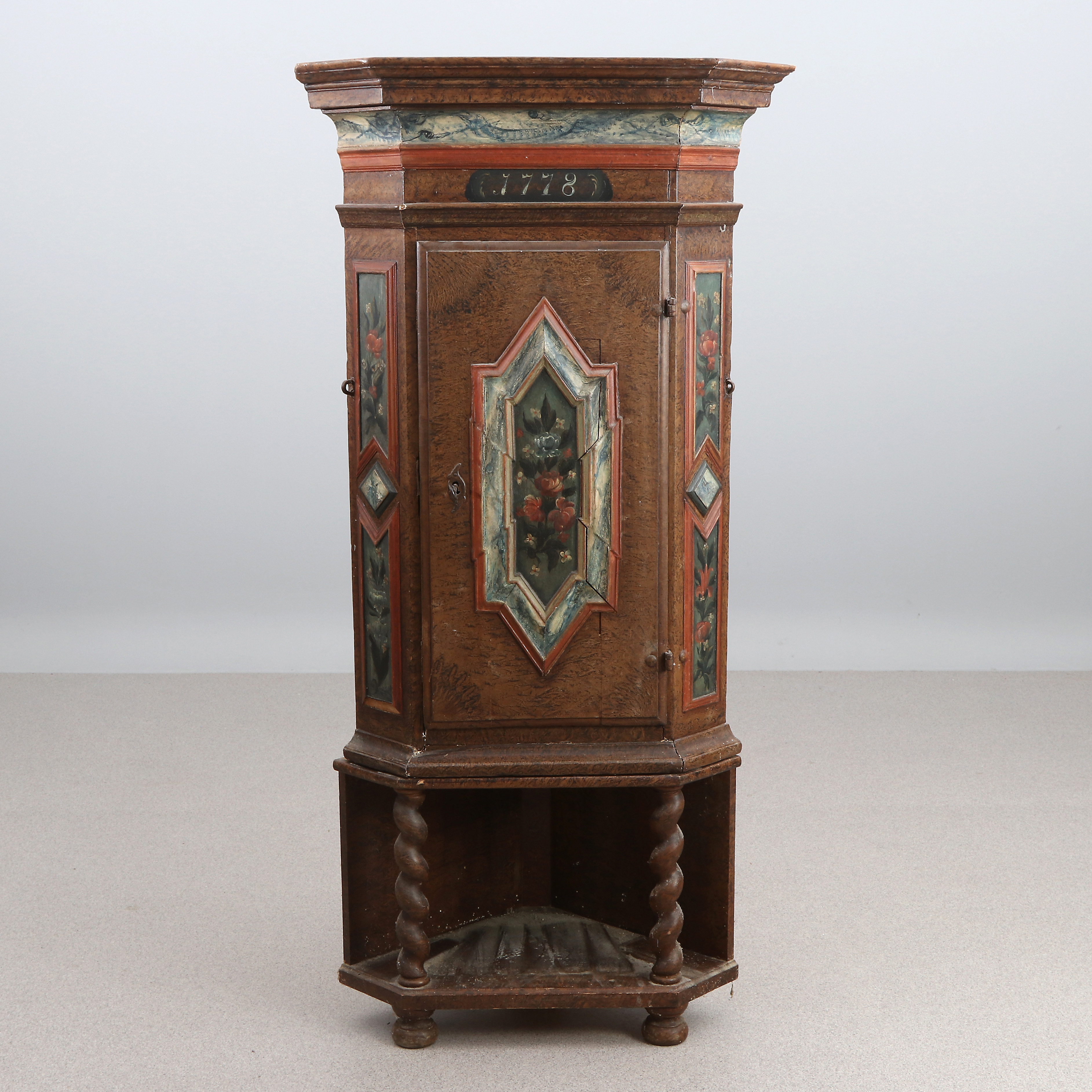 HÖRNSKÅP. Bemålat trä. Allmoge, 17/1800-tal, daterat 1778. Underredet senare.