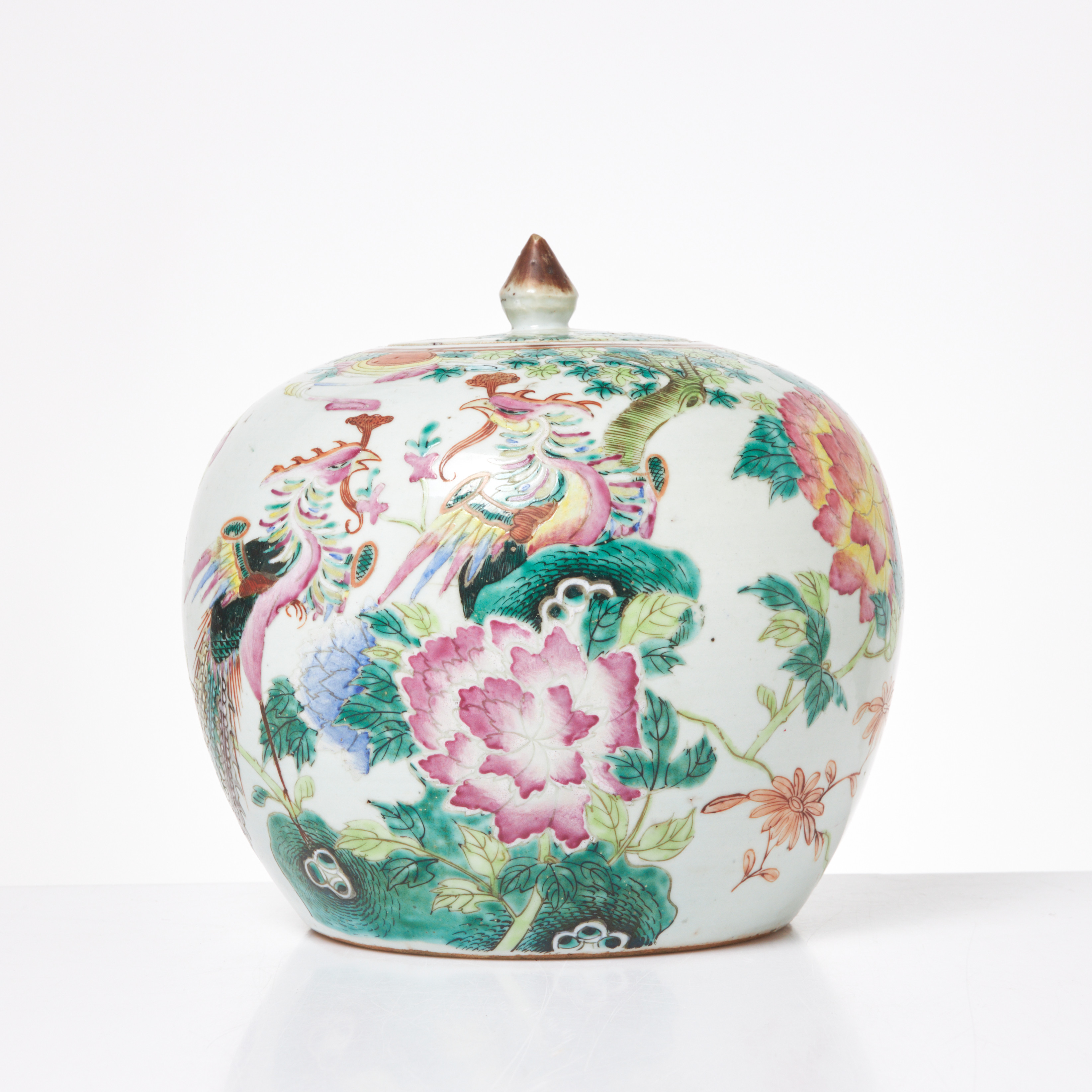 LOCKURNA. Kina, porslin, 1800 tal, emaljfärger, pioner, fjärilar.