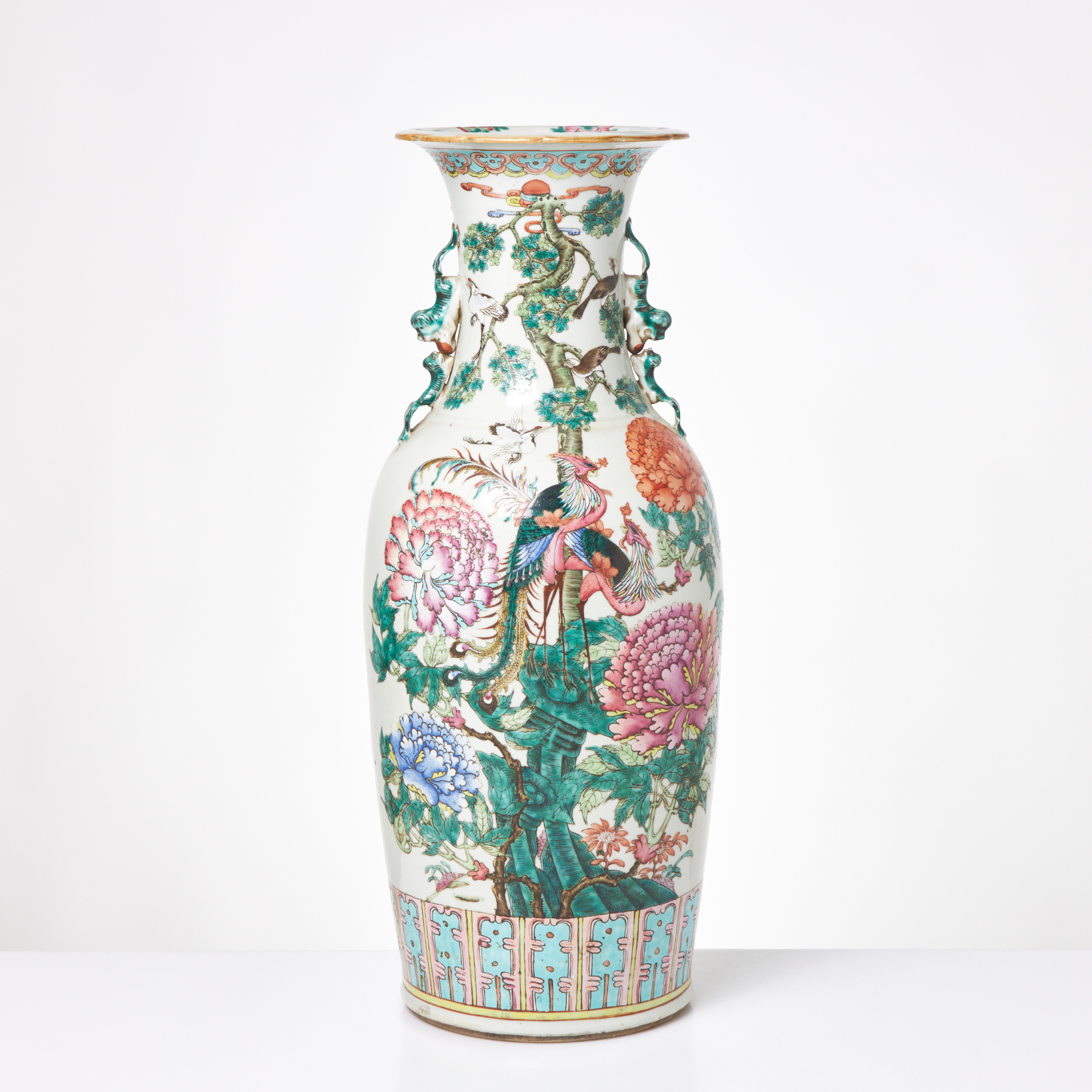 GOLVVAS. Kina, porslin, emaljfärger, pioner, fåglar, 1800 tal.