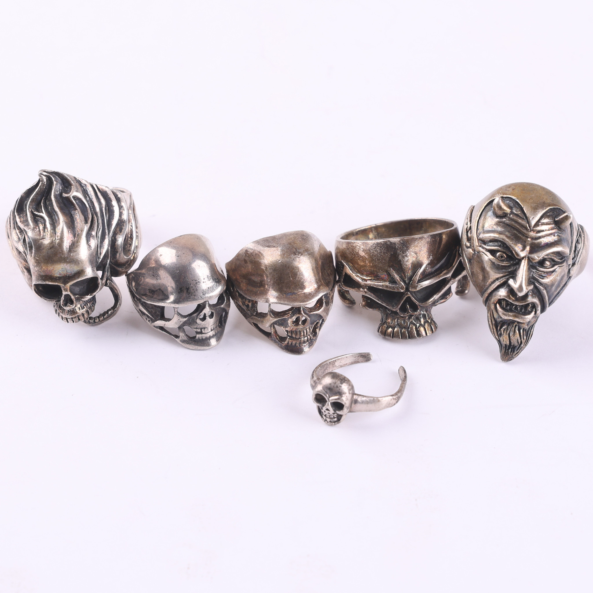 RINGAR, silver, 6 stycken, döskalle/djävulsmotiv, totalvikt 96 gram.