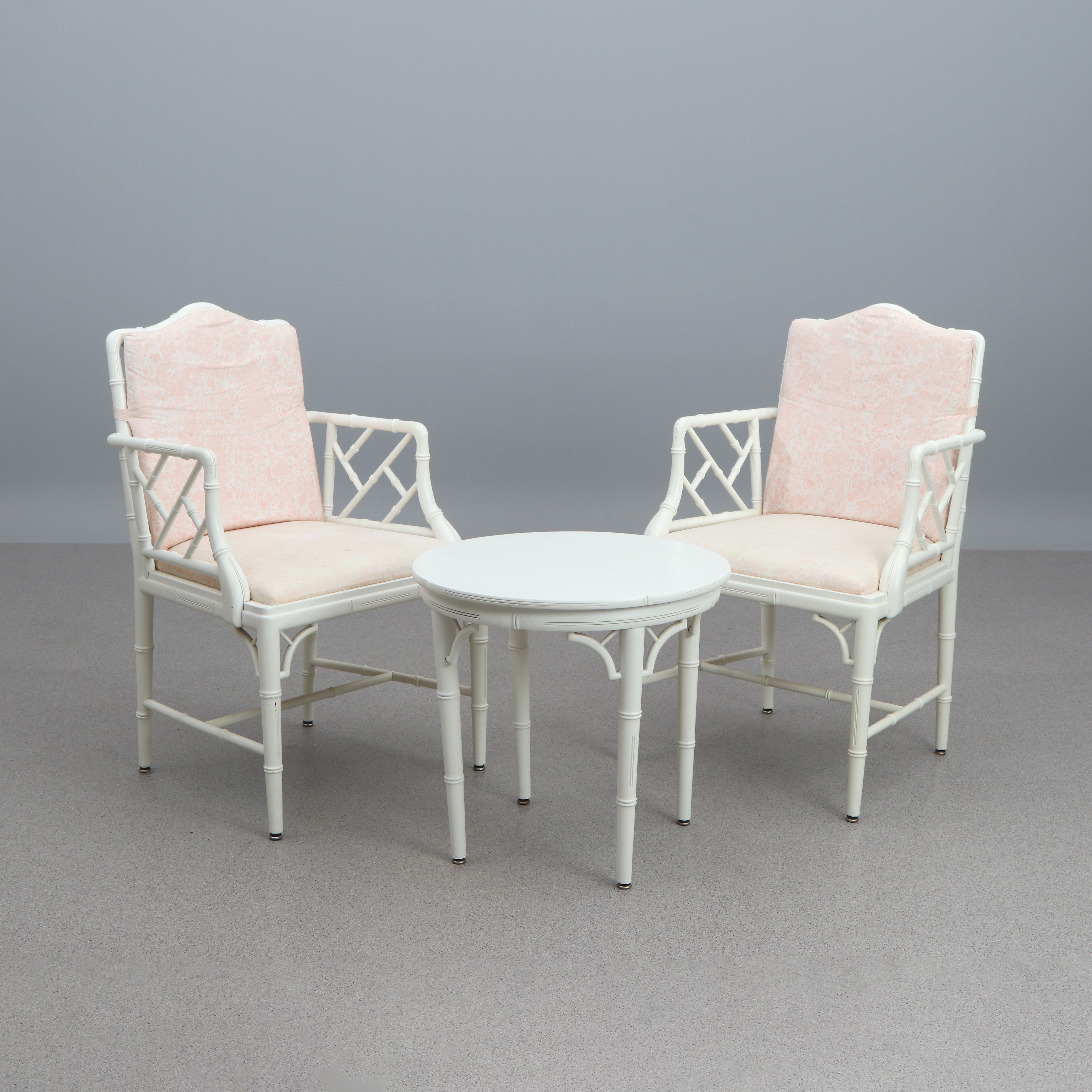 MIRANDA, KARMSTOLAR, ETT PAR SAMT BORD. Lackerat trä. Kinesiserande stil, 1900-talets andra hälft.