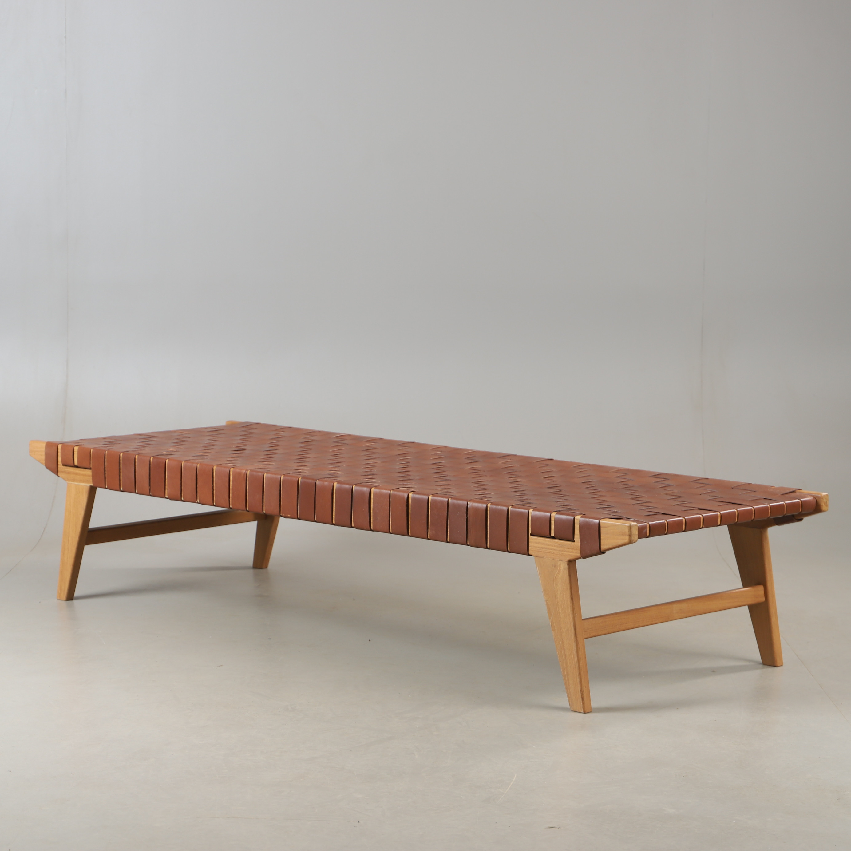 DAGBÄDD, teak med flätad skinnklädsel, samtida.