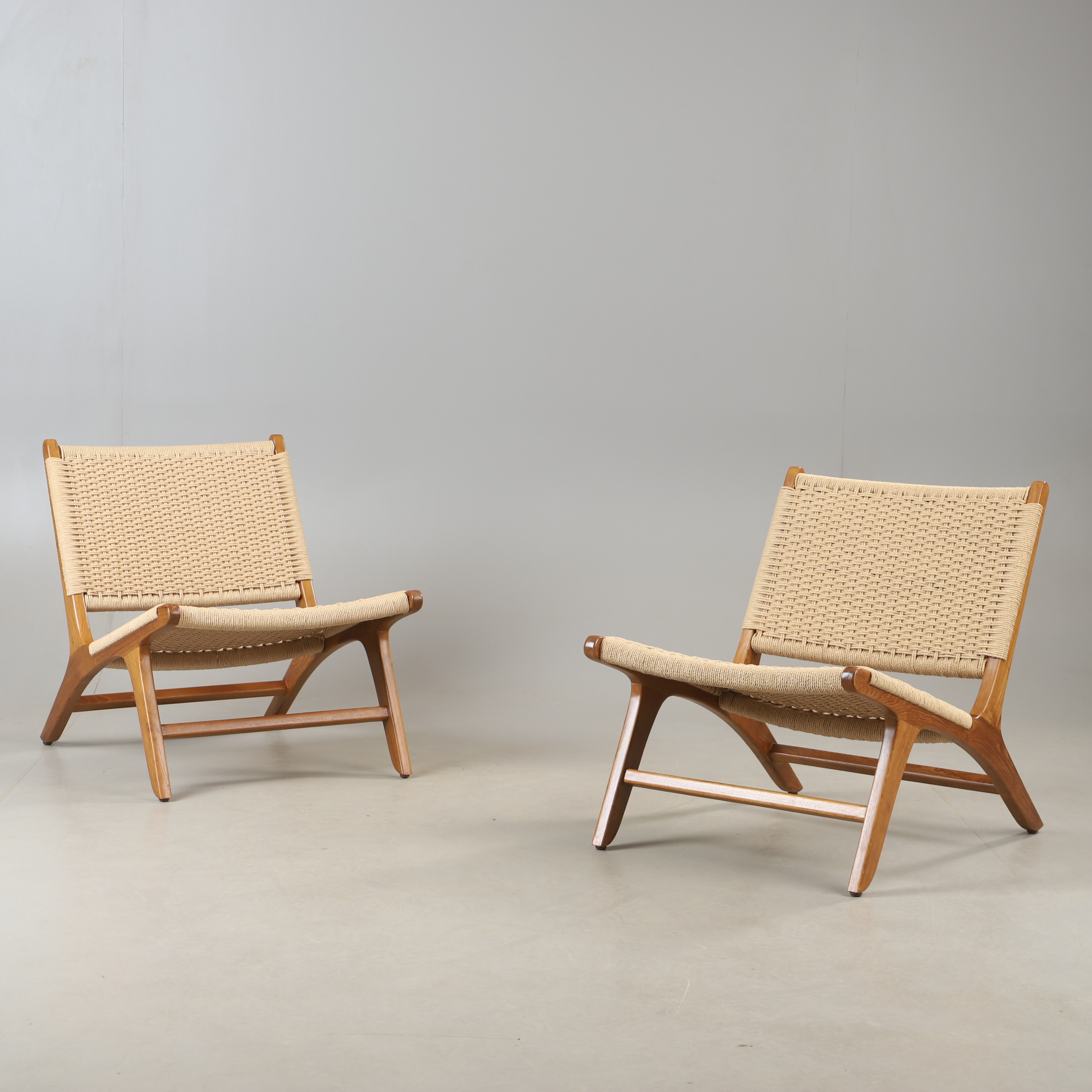 LOUNGEFÅTÖLJER, 1 par, teak med snörklädsel, samtida.