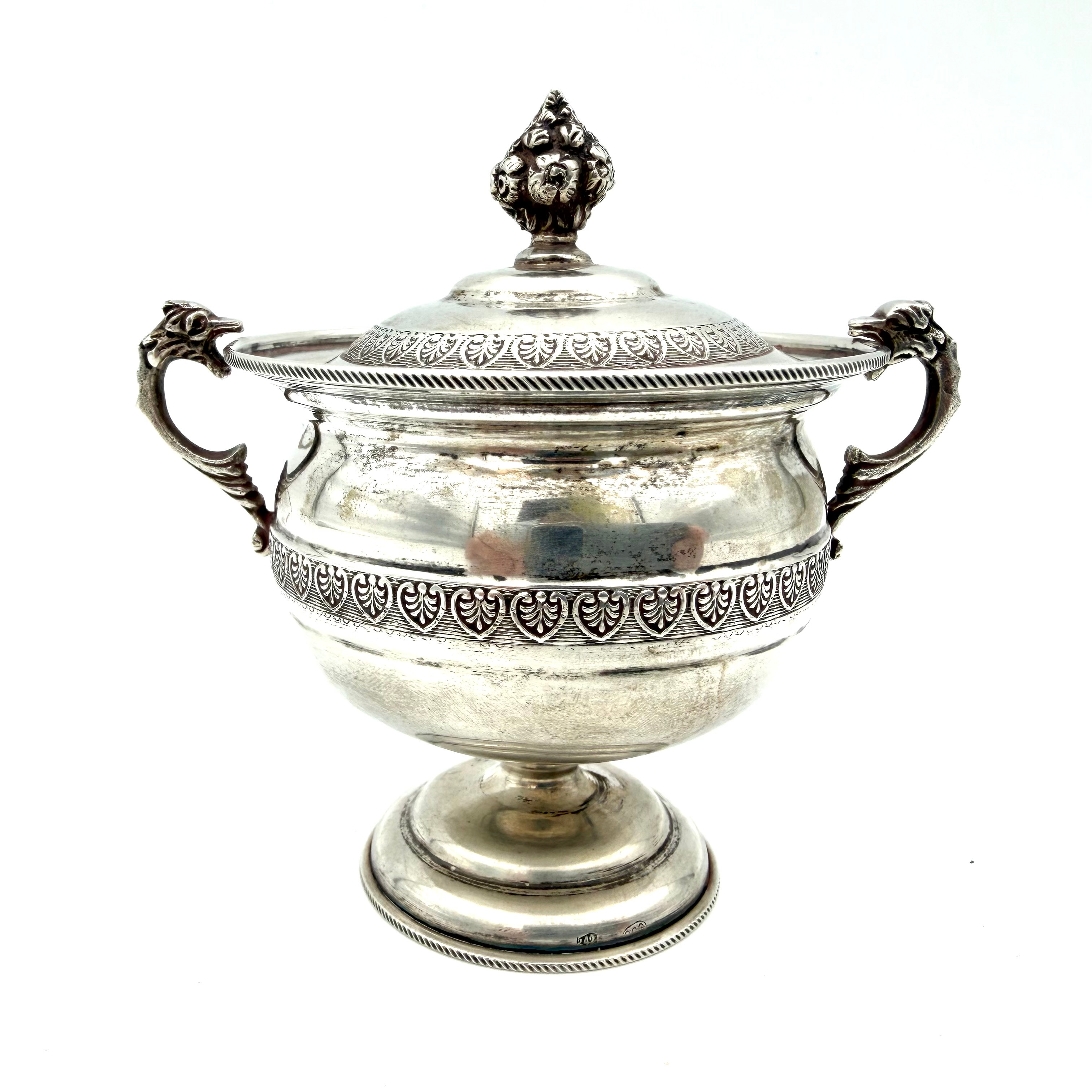 SOCKERSKÅL med lock, silver/800, nyrenässansstil, otydliga stämplar, sannolikt italien, liv med dekor av palmetter, lockknopp i form av eldsflamma, hänklar i form av fabeldjur.