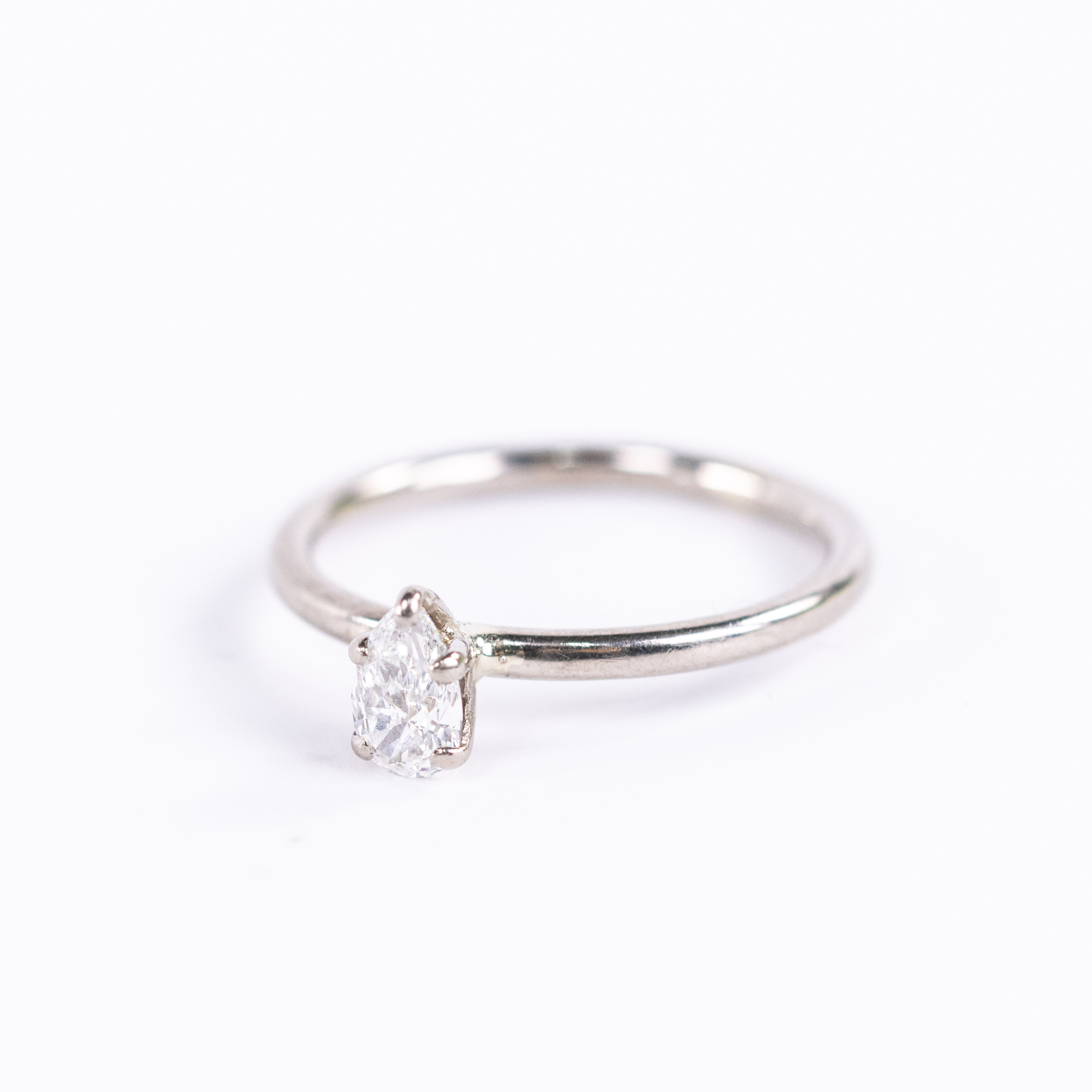 SOLITÄRRING, 18k vitguld, päronslipad diamant 0,3 ct.