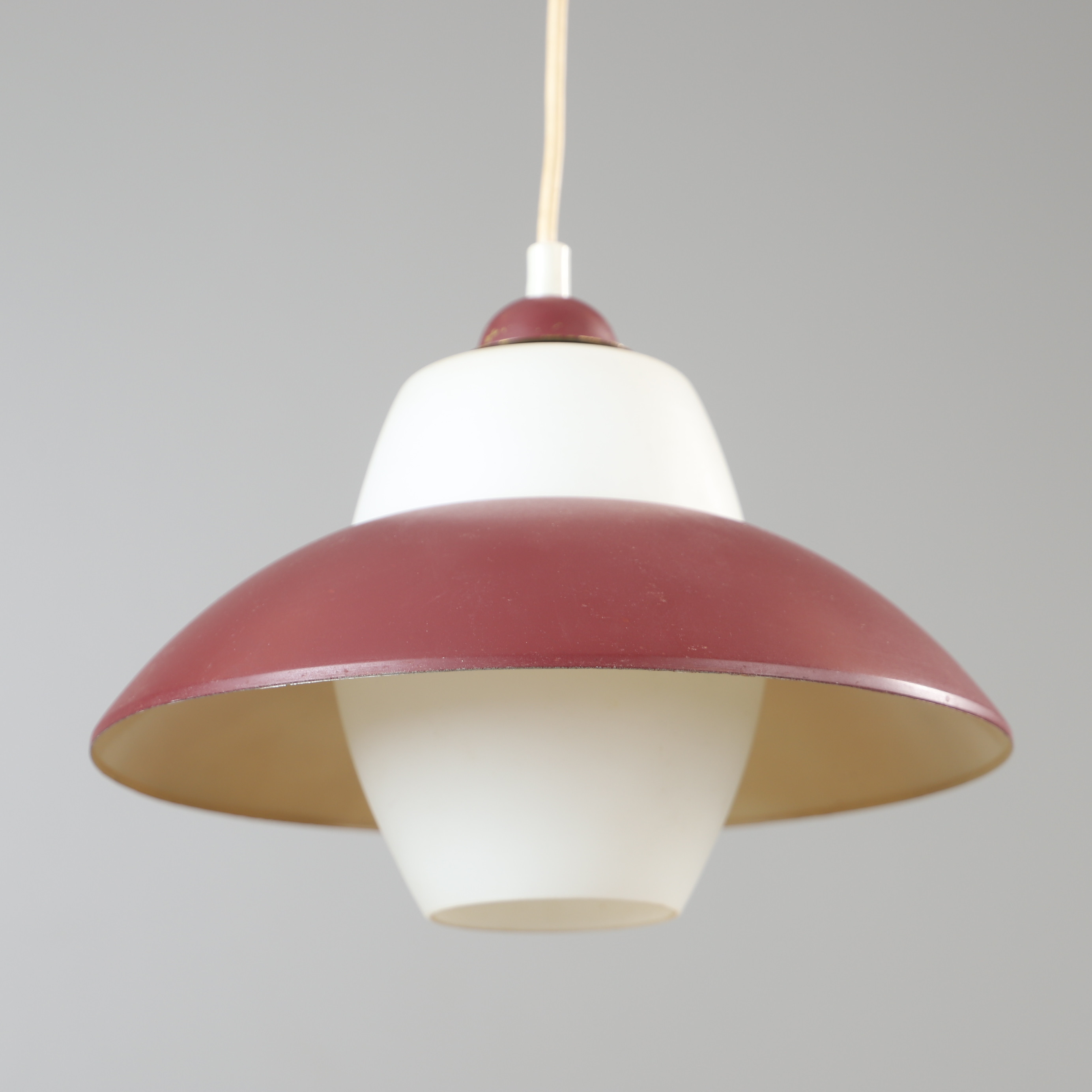 TAKLAMPA, lackerad plåt/glas, 1900-tal.