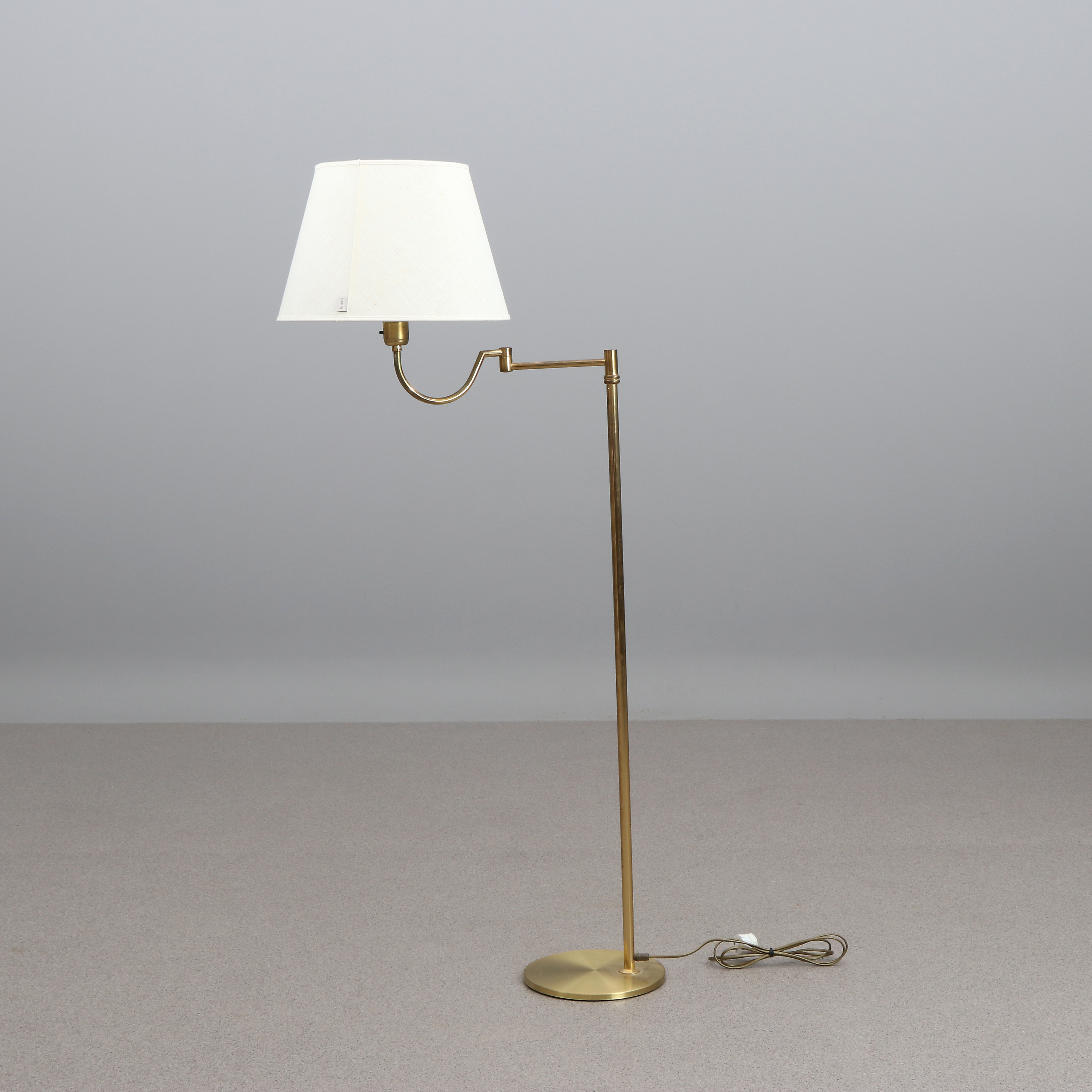 EWÅ, GOLVLAMPA. Mässing. Värnamo, 1900-talets andra hälft. Etikett delvis kvar.