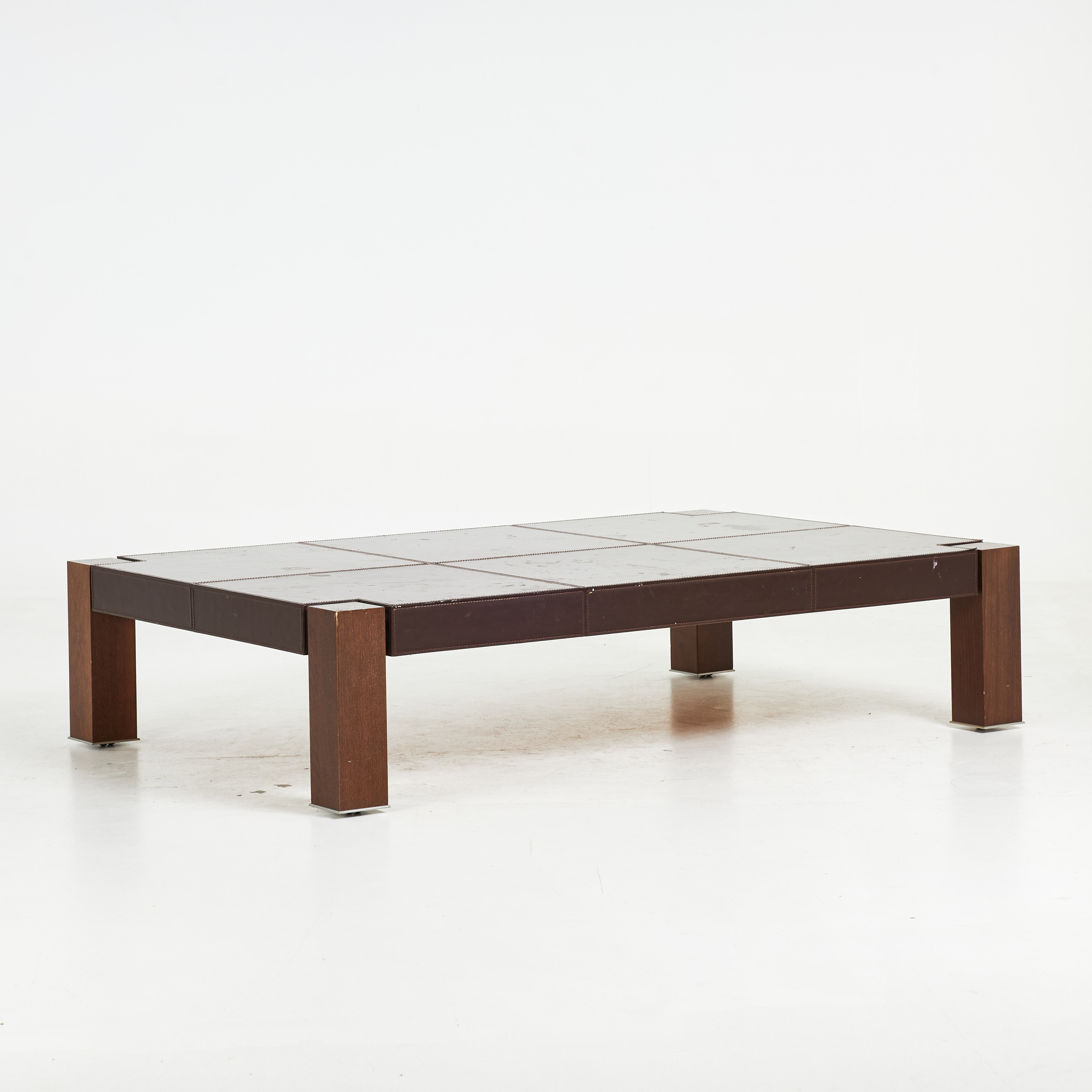 SOFFBORD, läderklädd skiva, ben fanerade i bonat trä, 2000-tal.