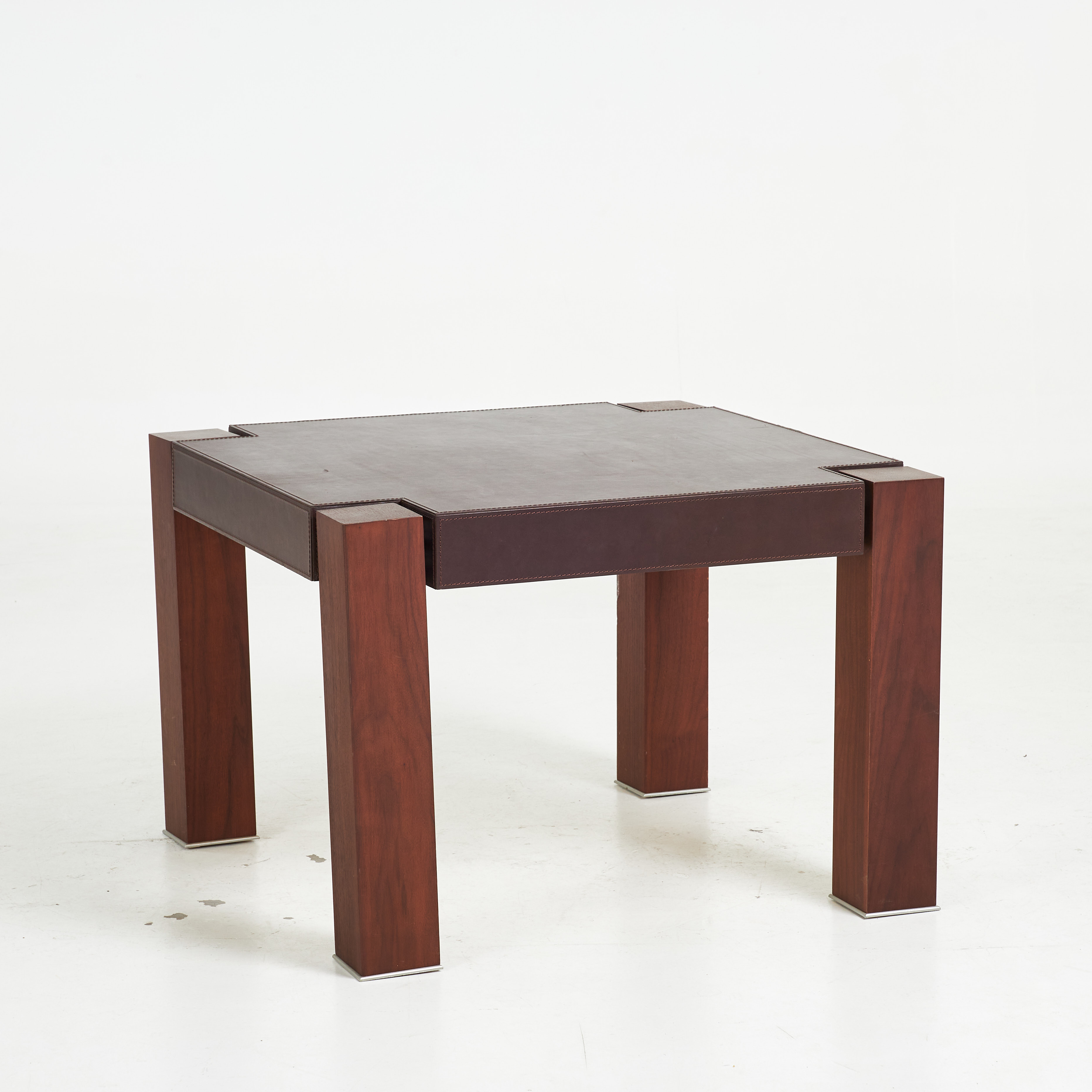 SOFFBORD, läderklädd skiva, ben fanerade i bonat trä, 2000-tal.