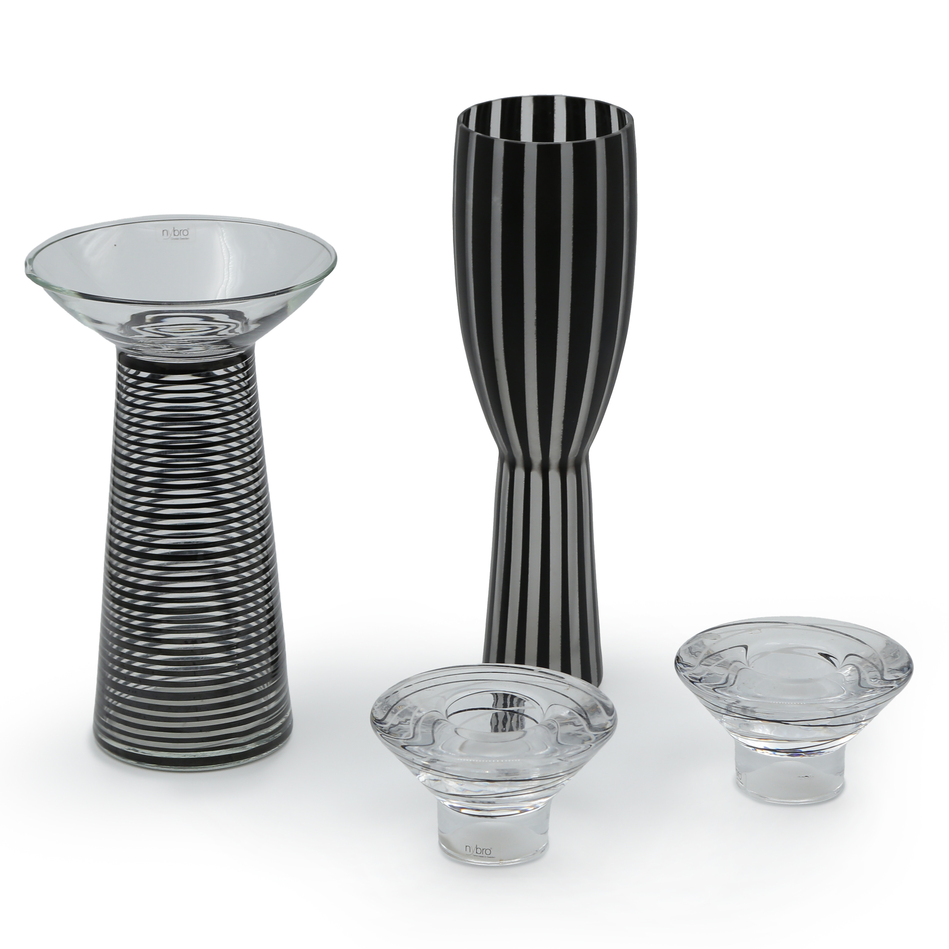 NYBRO GLASBRUKET, 2 VASER SAMT LJUSLYKTOR, PARET.