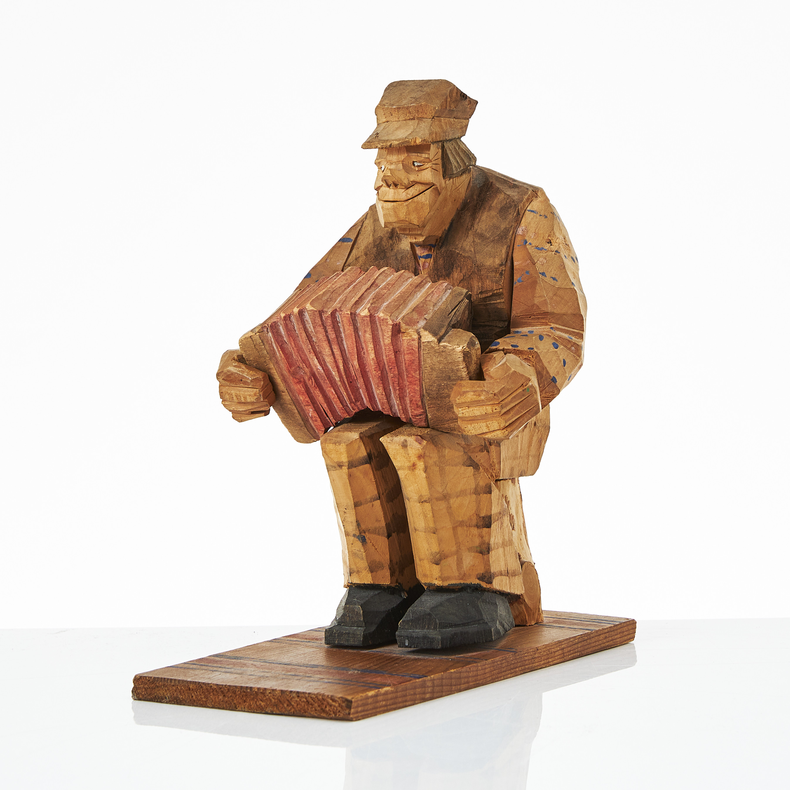 AXEL BERNHARDSSON. Skulptur, i form av dragspelare, snidat trä, signerad och daterad 1923.