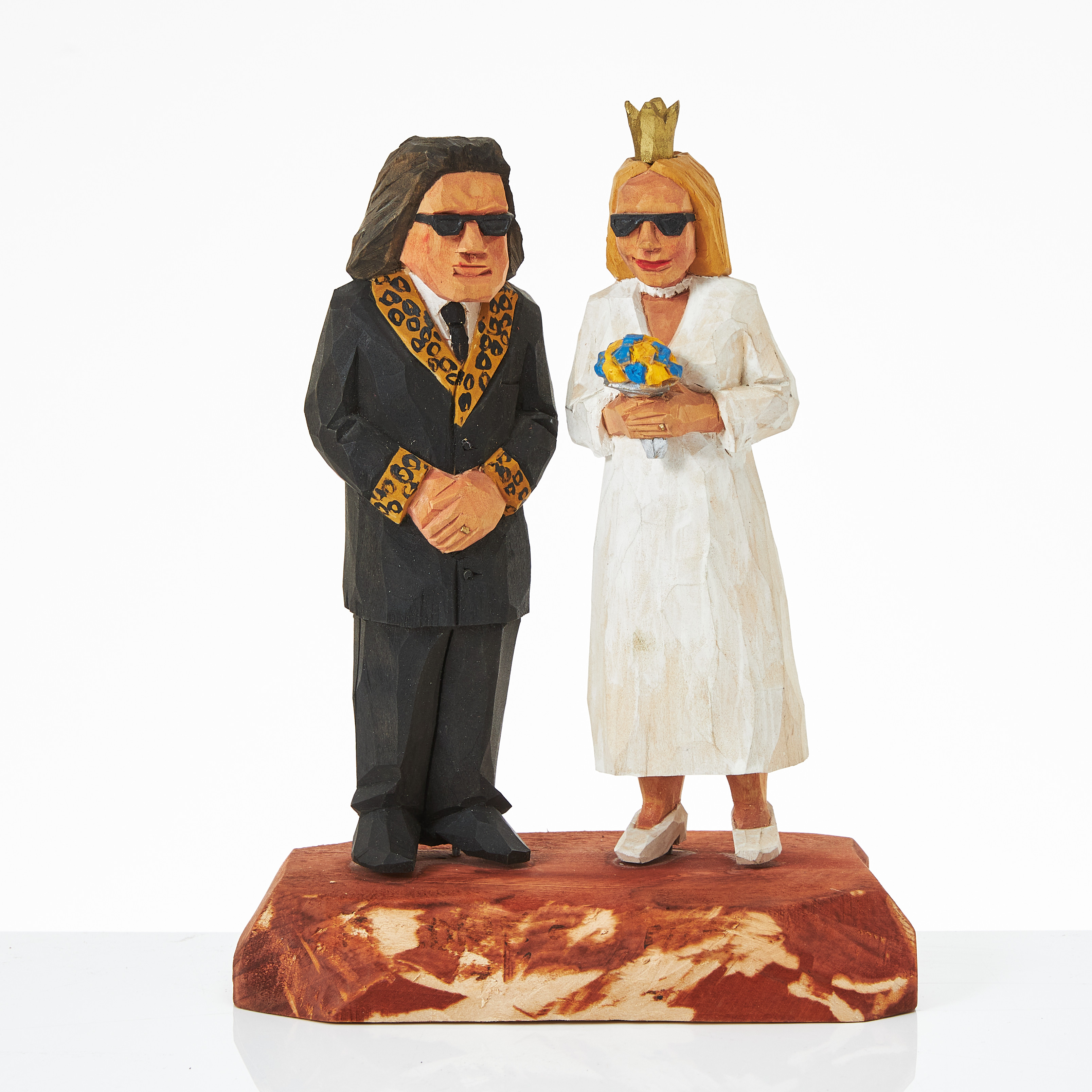 URBAN GUNNARSSON (FÖDD 1948). Skulptur, i form av bröllopspar, snidat och bemålat trä, signerad och daterad 1993, egen verkstad.