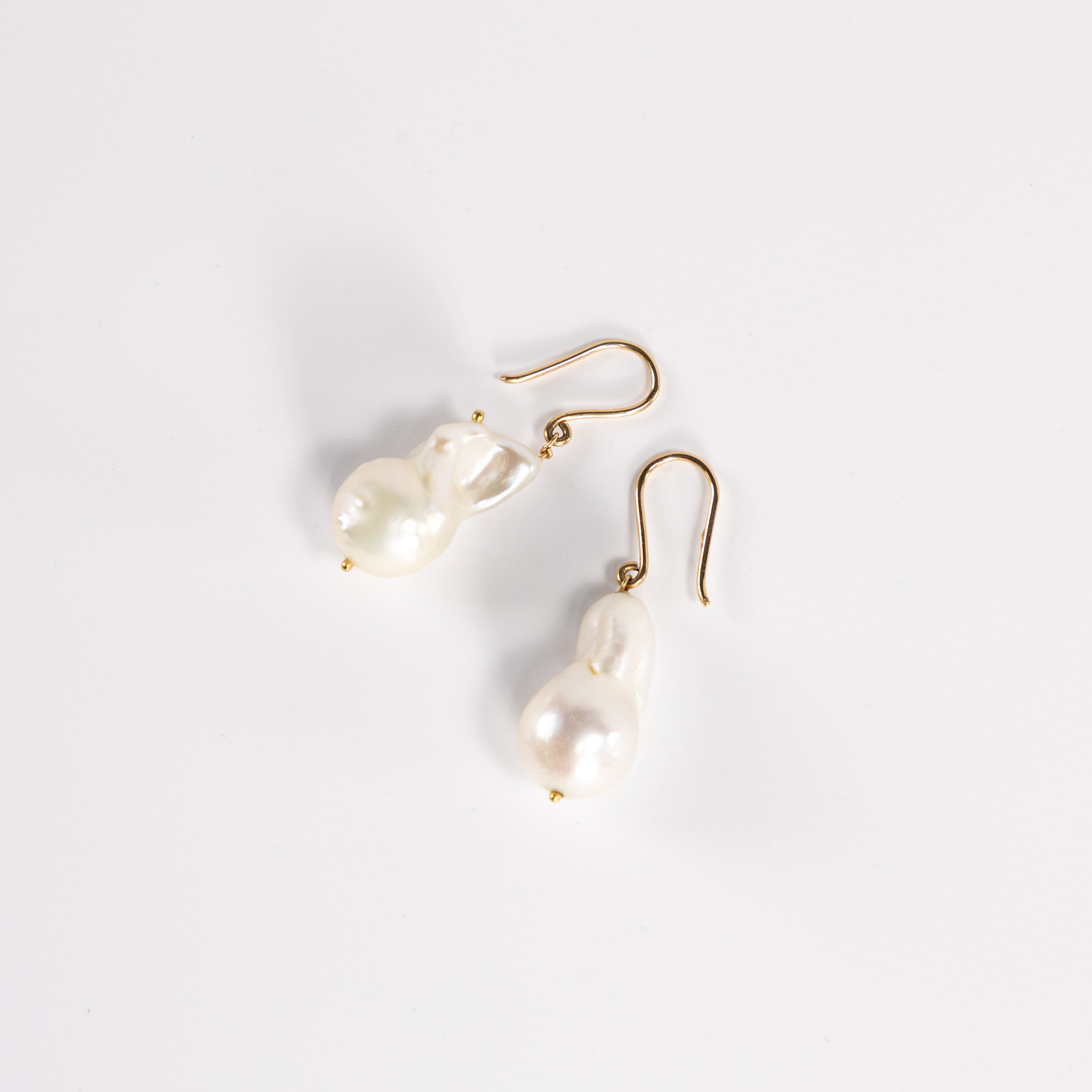 PÄRLÖRHÄNGEN. 18k guld, naturformade pärlor.