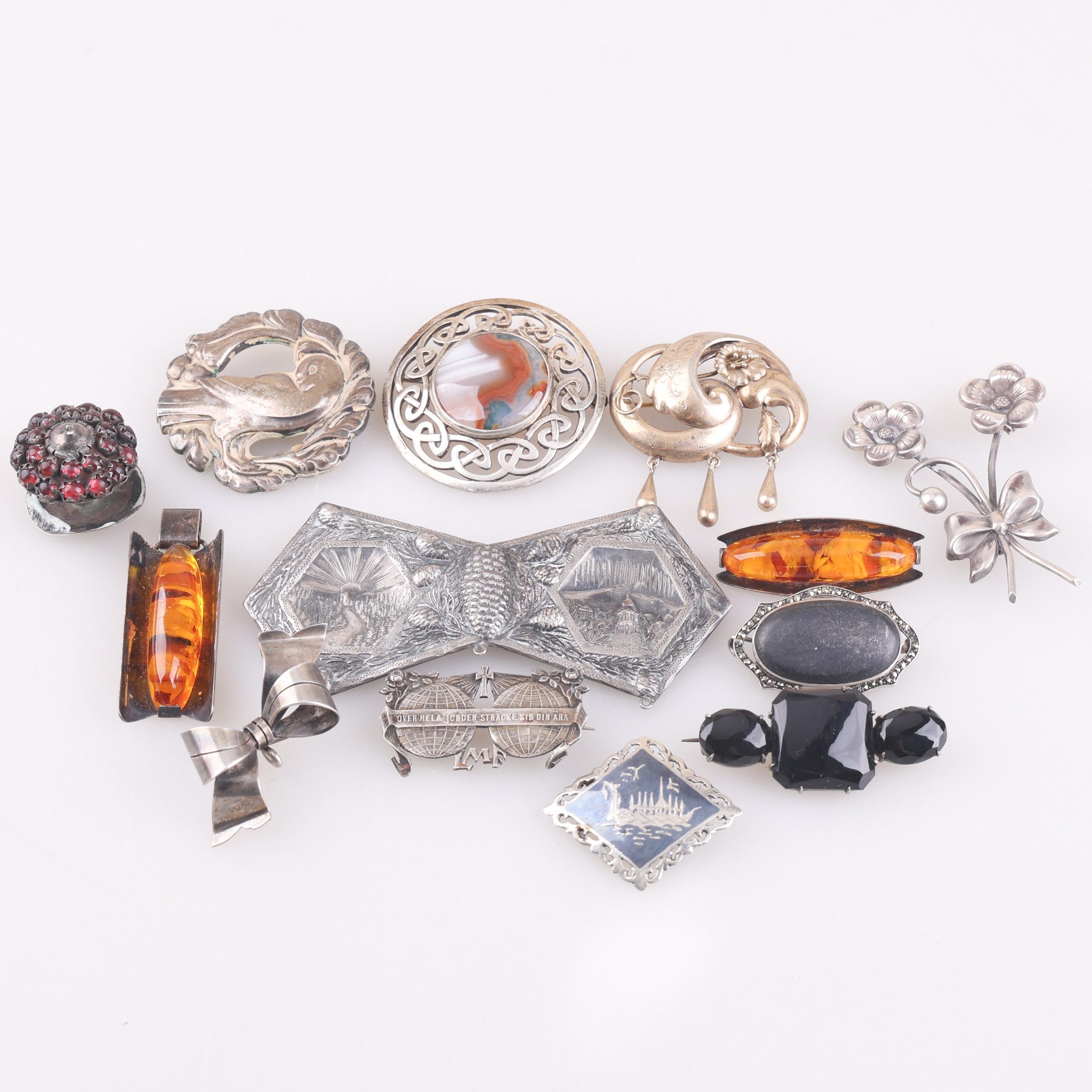 BROSCHER, 13 stycken, silver, totalvikt 121 gram.