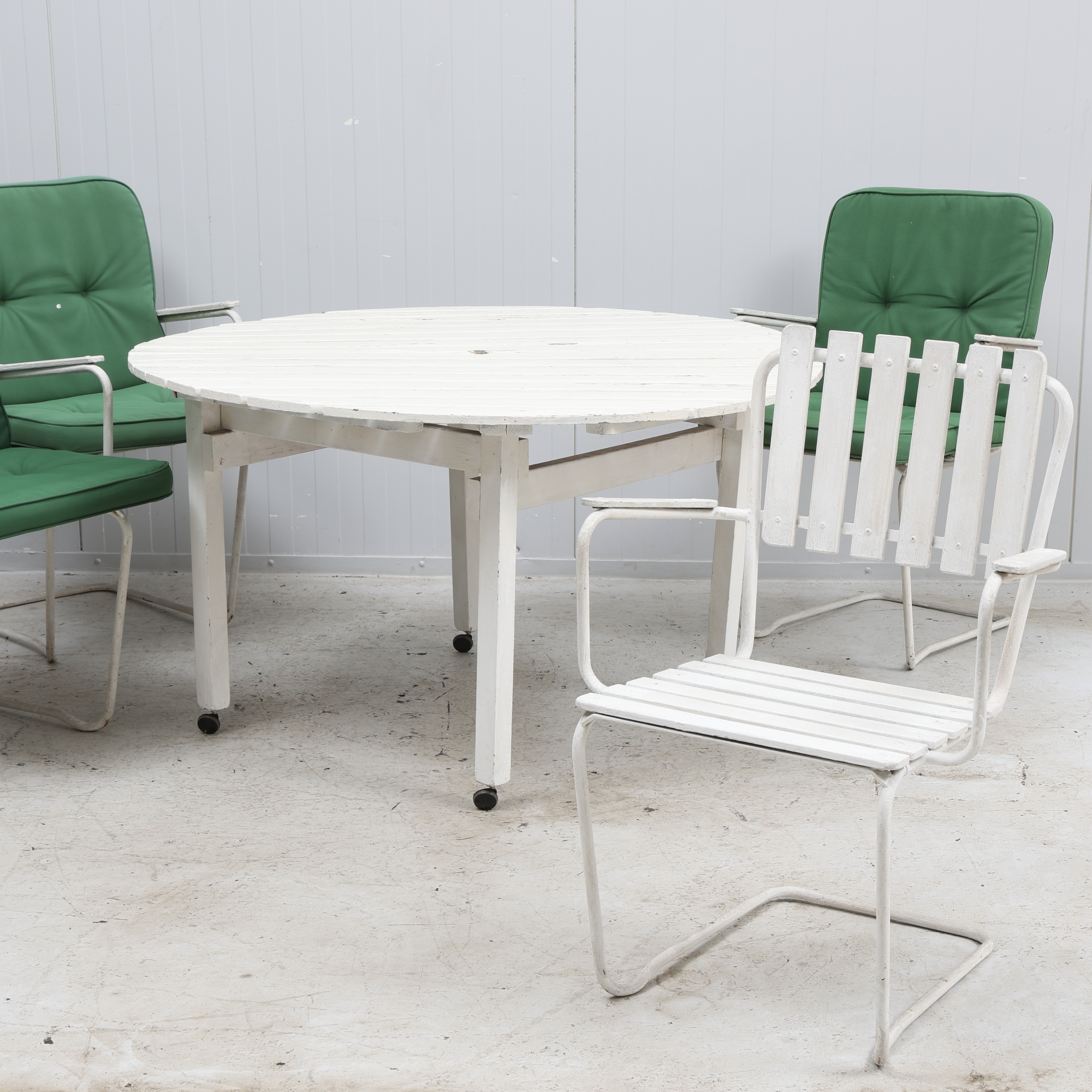 TRÄDGÅRDSSTOLAR & BORD, 5 delar, bemålat trä & metall, 1900-tal.