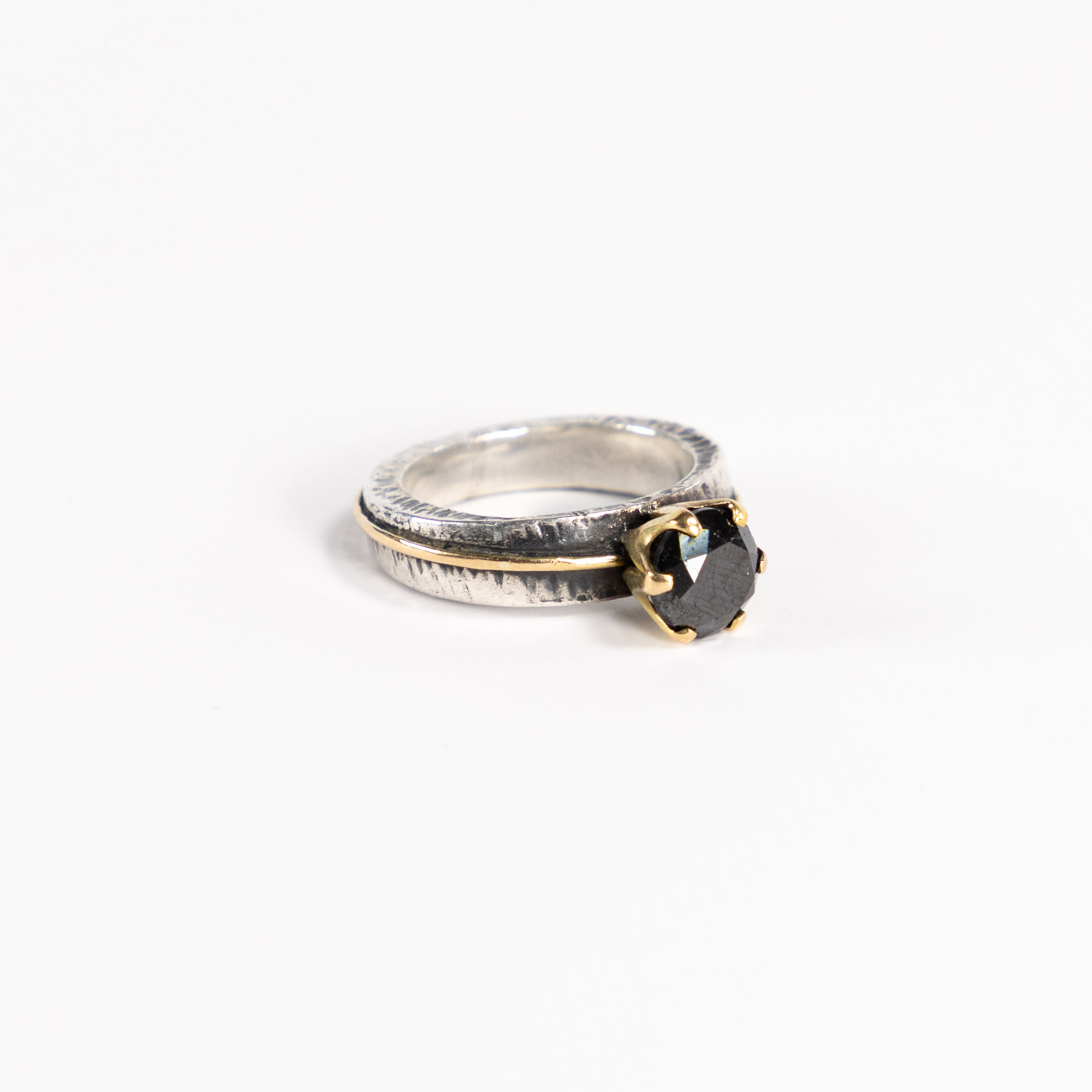 SOLITÄRRING, 18k guld, silver, med svart diamant 1,5 ct.