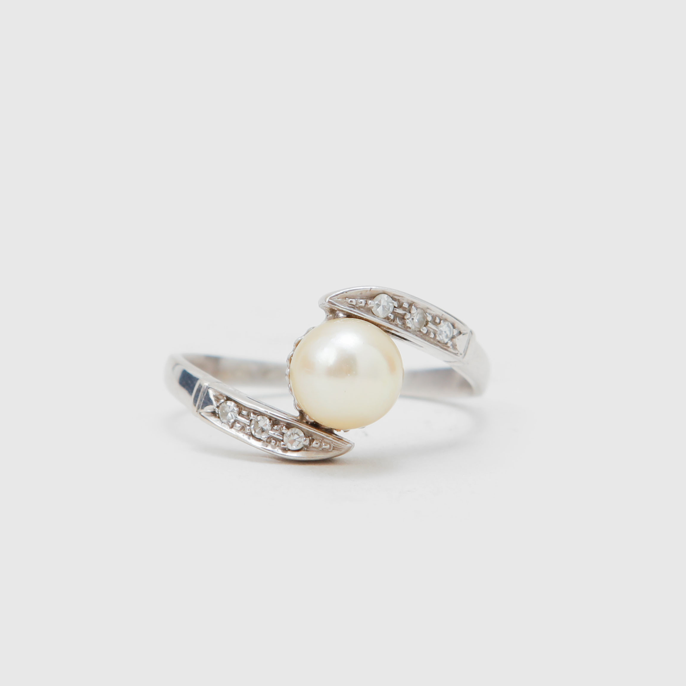 RING, 18k vitguld, odlad pärla, diamanter, vikt ca 3,2 gram.