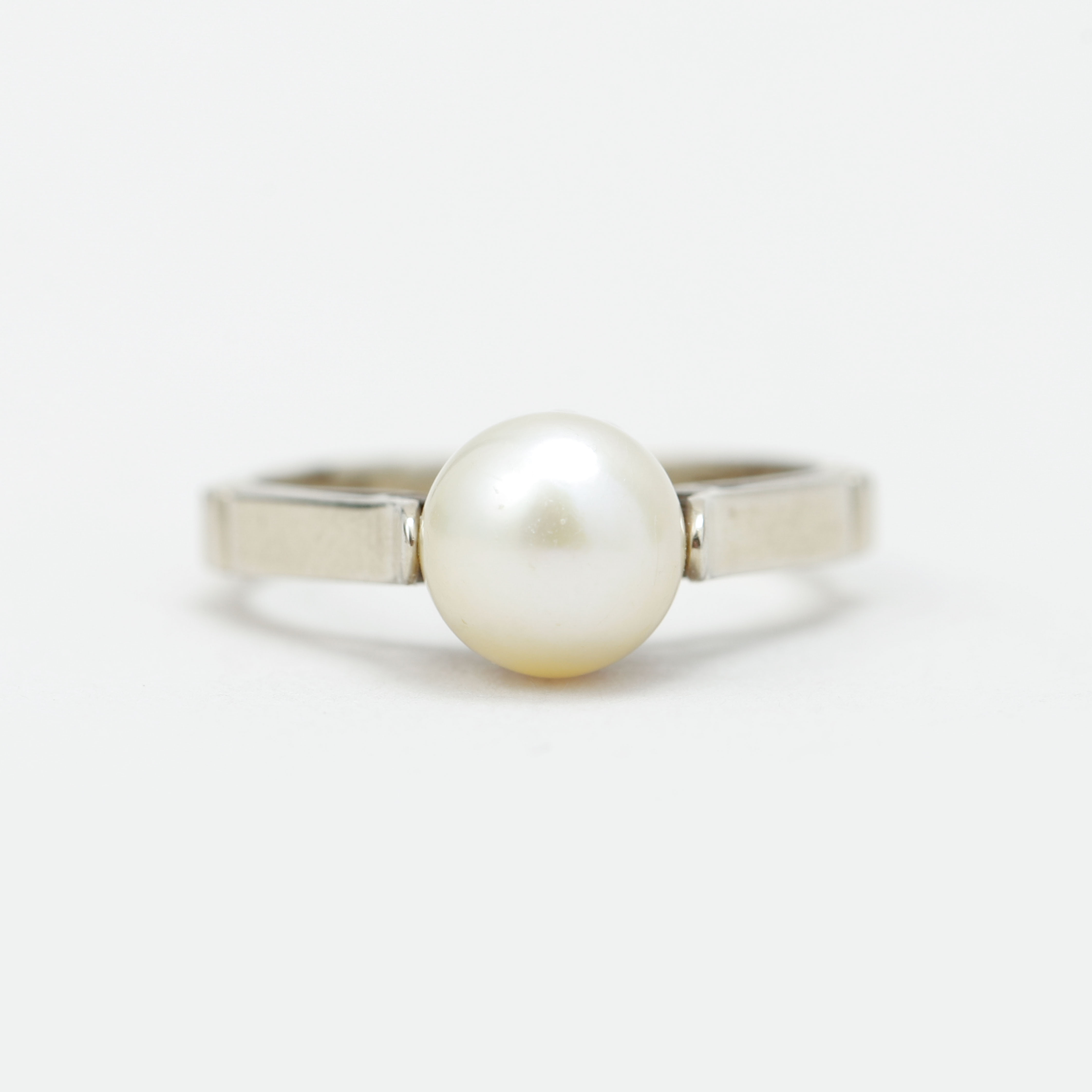 RING, 18k vitguld, odlad pärla, vikt ca 3,3 gram.