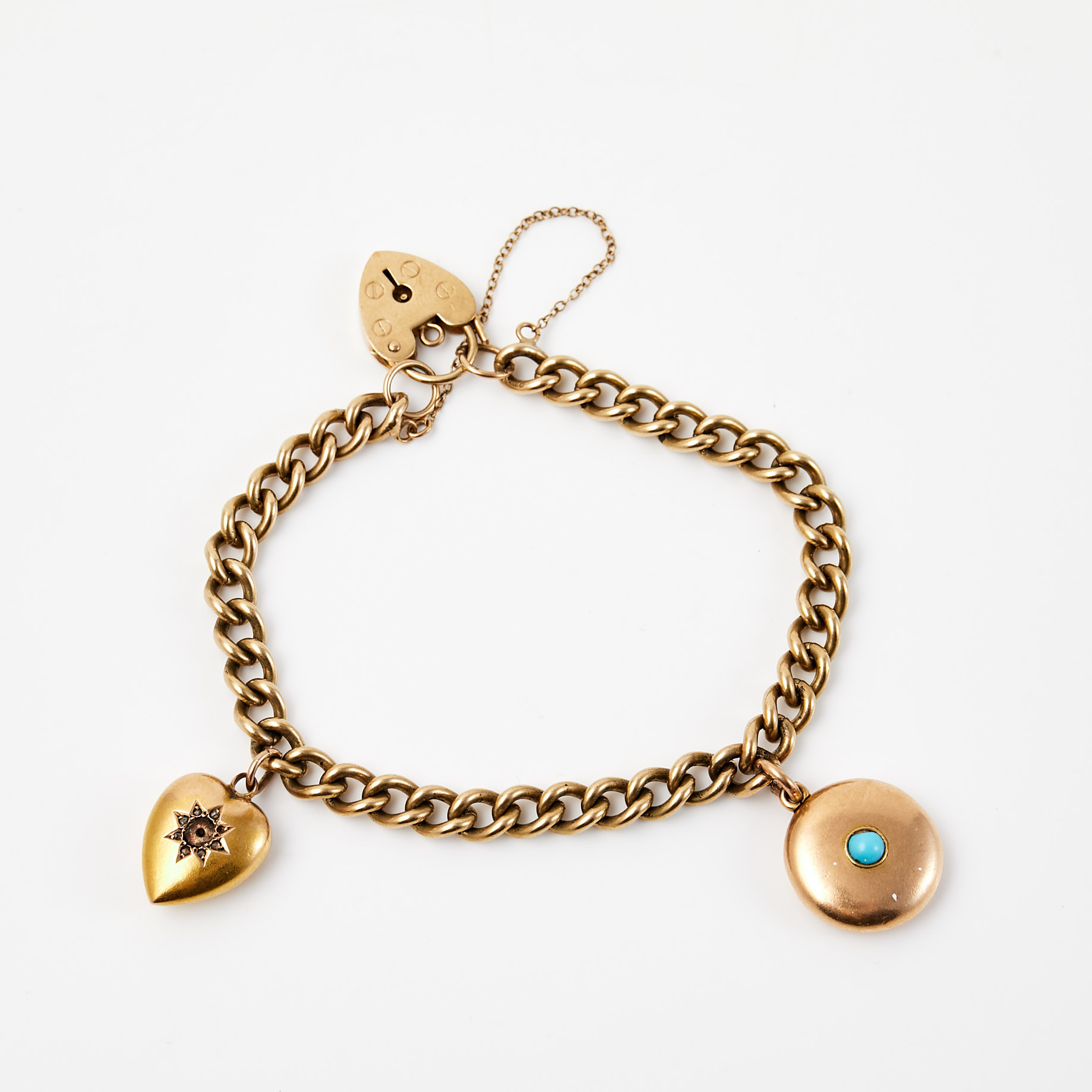 ARMBAND, 9 k samt 15 k guld, pansarlänk behängd med två hängen, turkos, rosenslipade diamanter, London 1977.