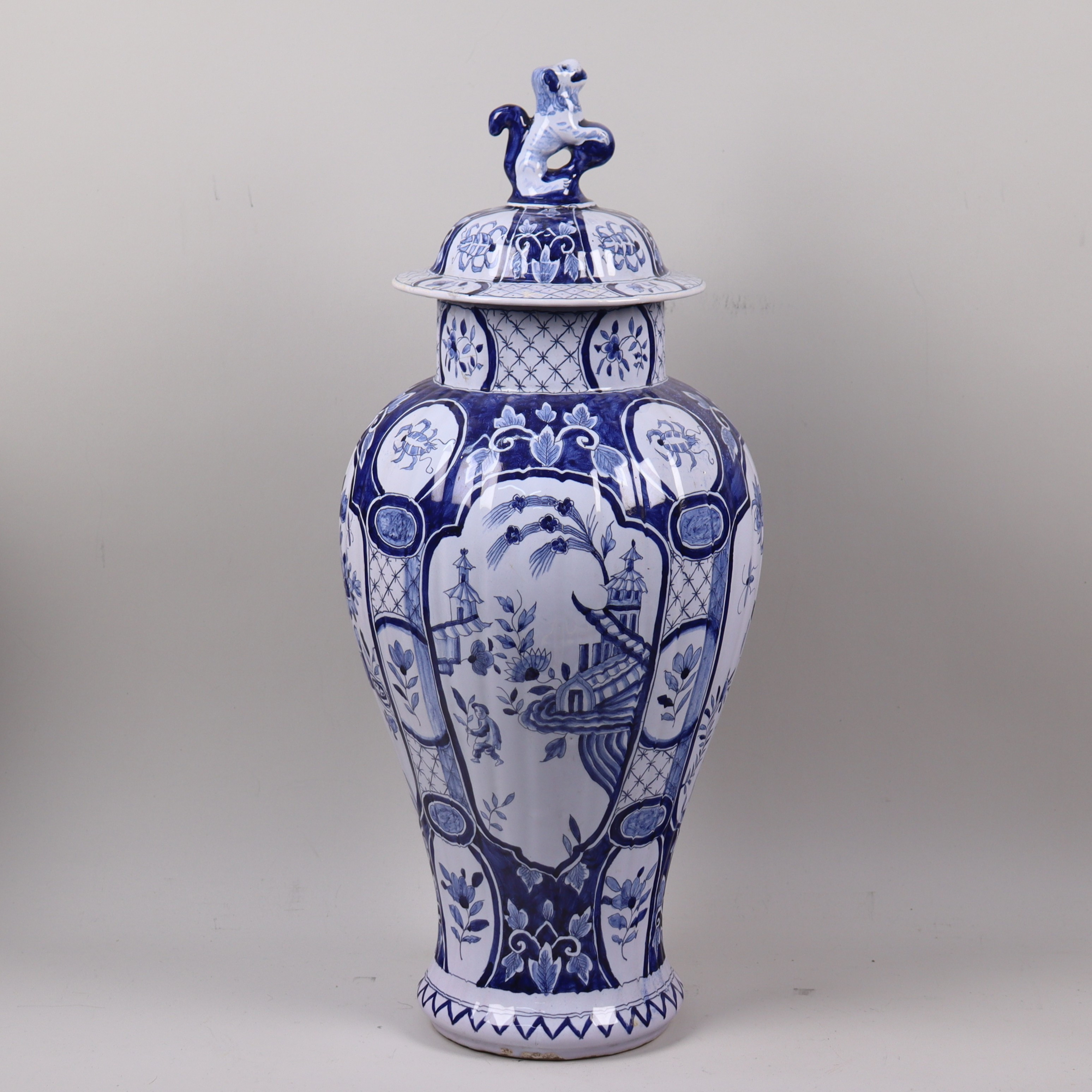 URNA, fajans, barockstil, Holland, kinesiserande dekor av blommor och insekter i underglasyrblått, tidigt 1900-tal.