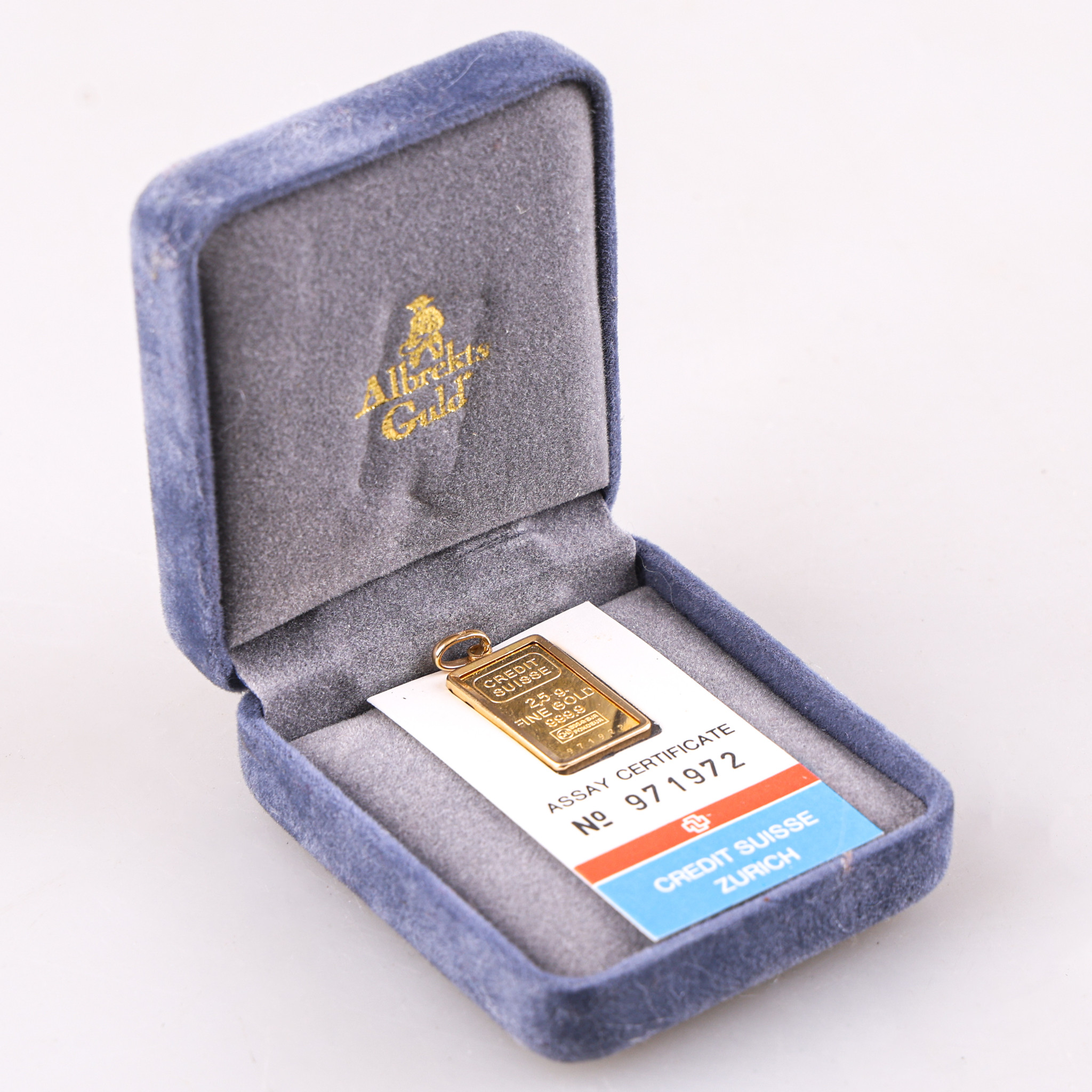 Guldtacka, Credit Suisse finguld, 999,9 infattad som hänge i 18 k guldmontering, totalvikt 3,3 gram.