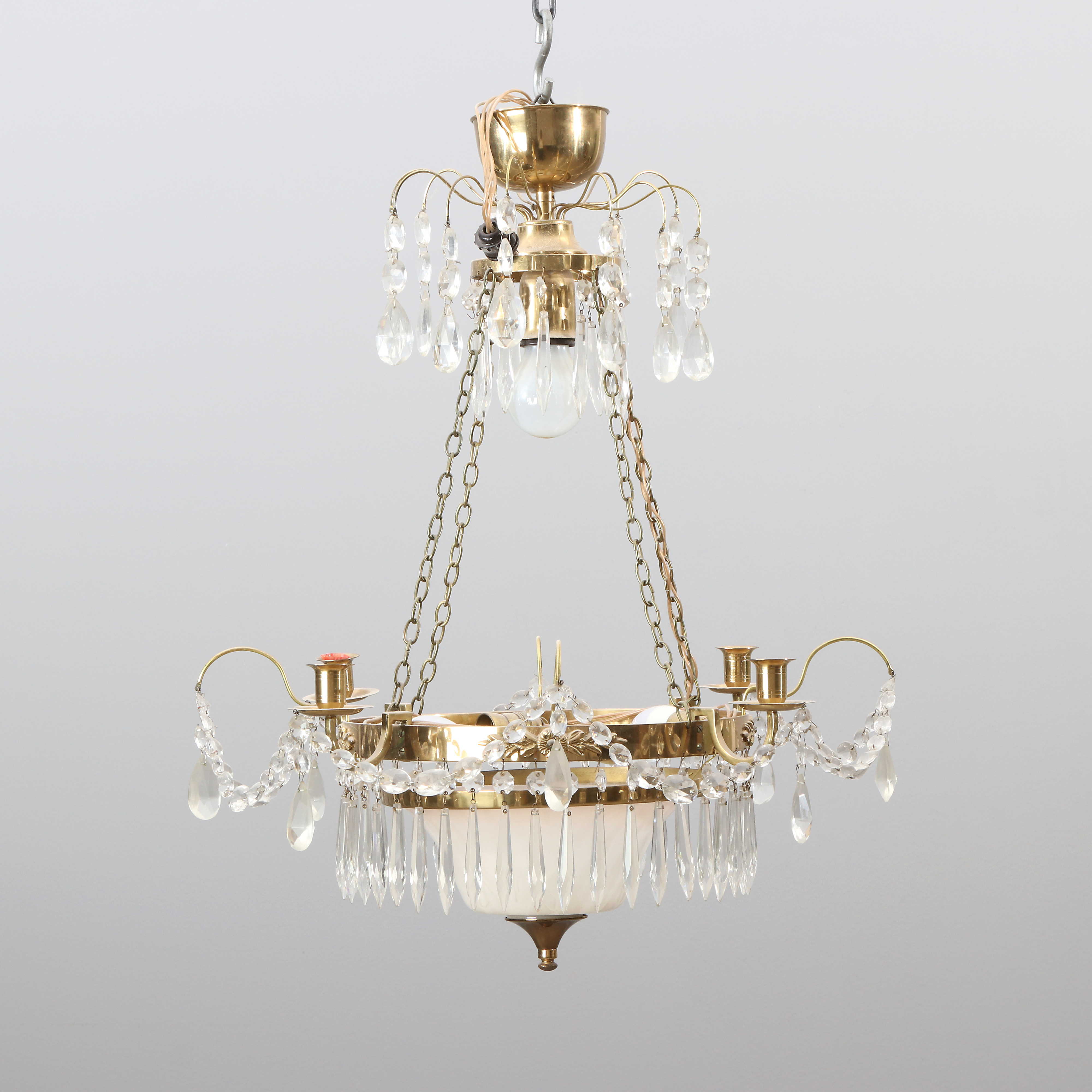 LJUSKRONA MED PRISMOR. Mässingsstomme med glasprismor. Empirestil, 1900-talets andra hälft.