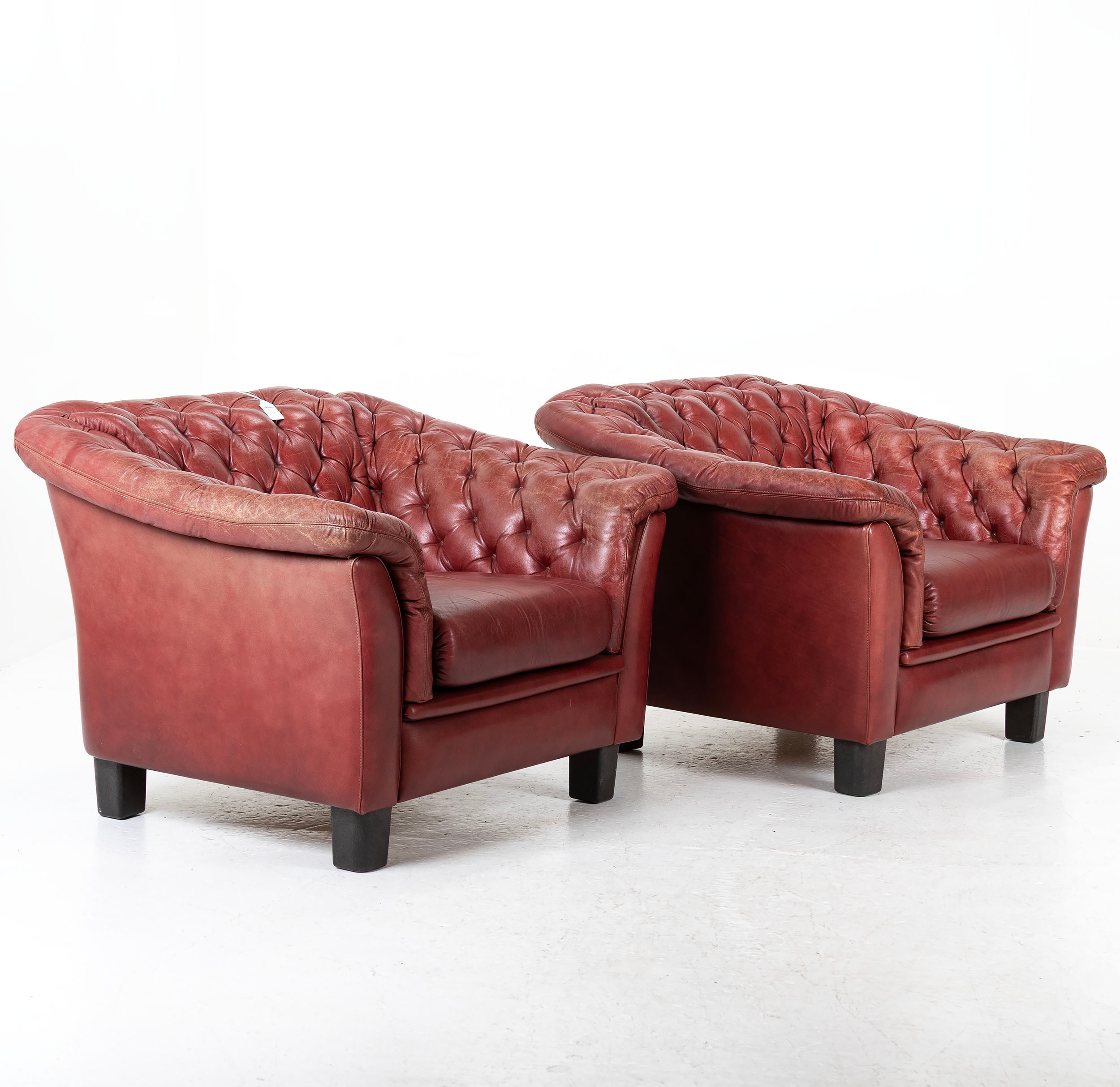 FÅTÖLJER, ett par, läder, "Chesterfield".