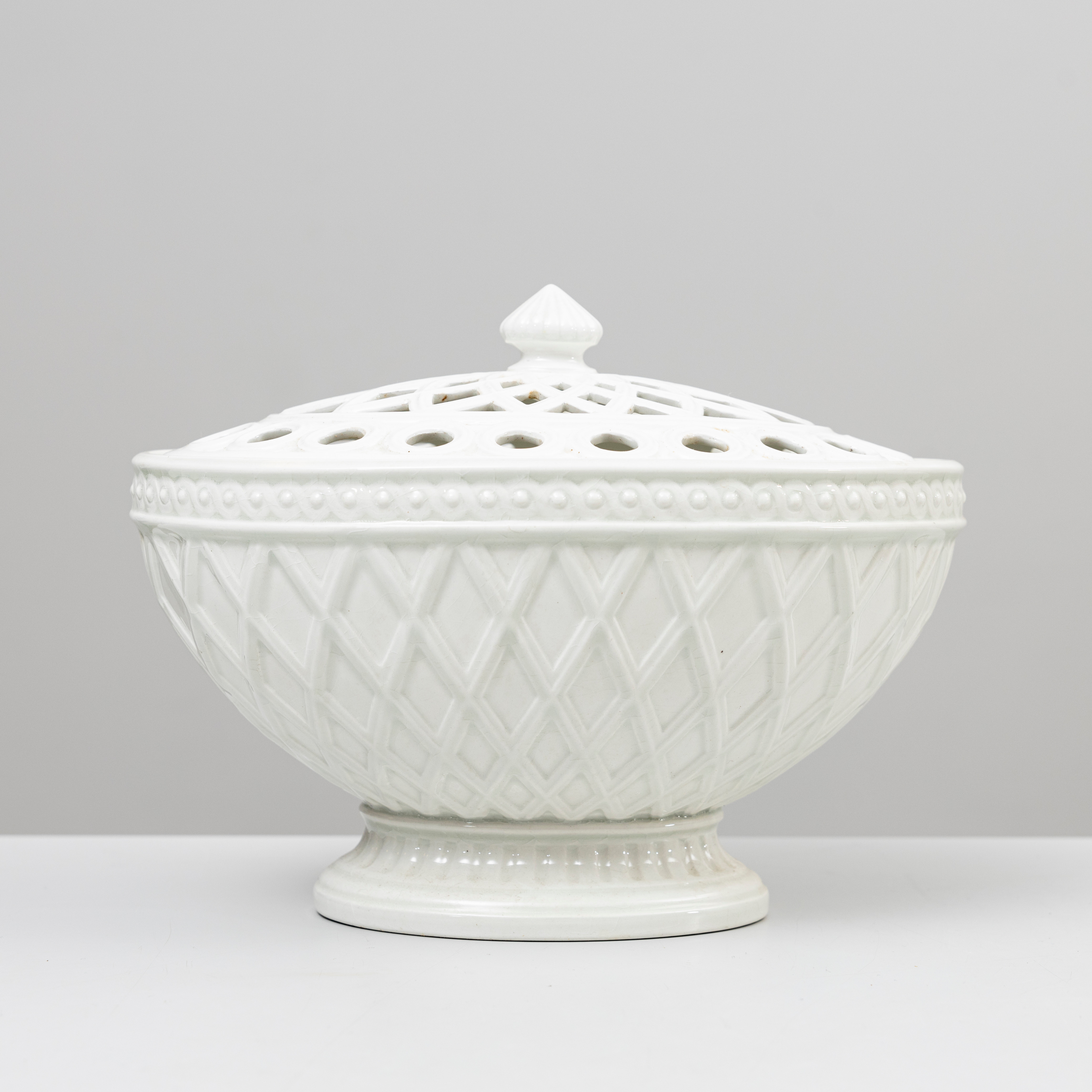 SKÅL med LOCK på FOT, flintgods, Gustavsberg, tidigt 1900-tal.