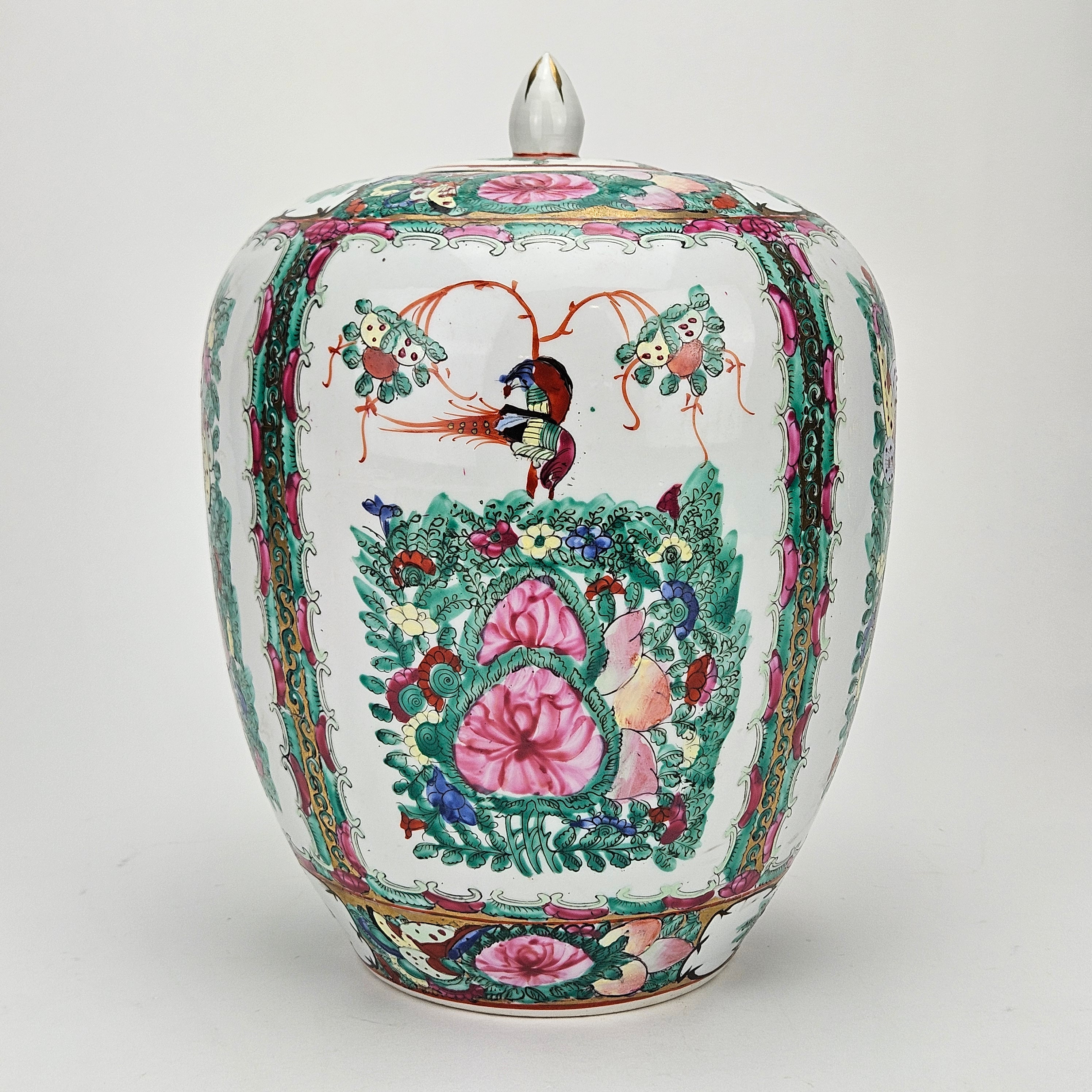LOCKURNA, porslin, med märke, Kina, 1900-tal.