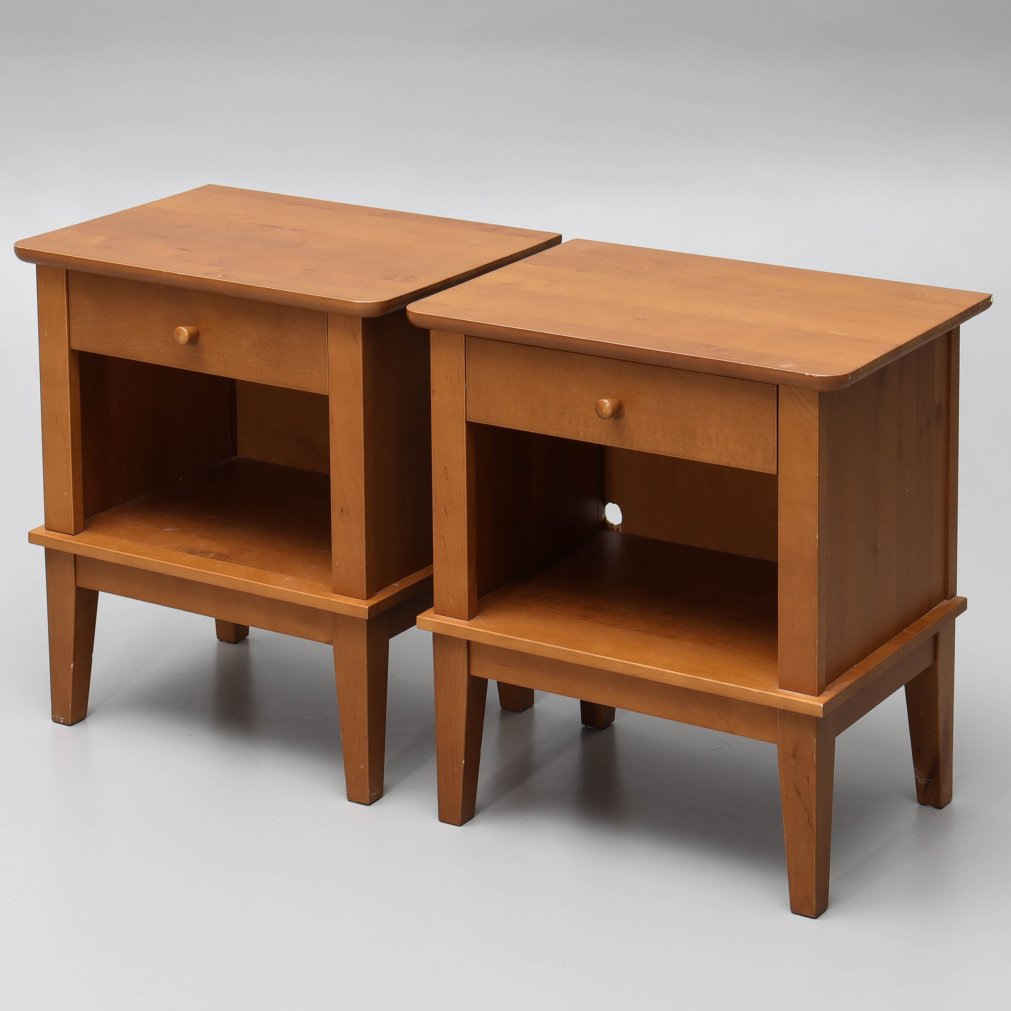 SÄNGBORD, ett par, stavlimmad & betsad björk, 1900/2000-tal.