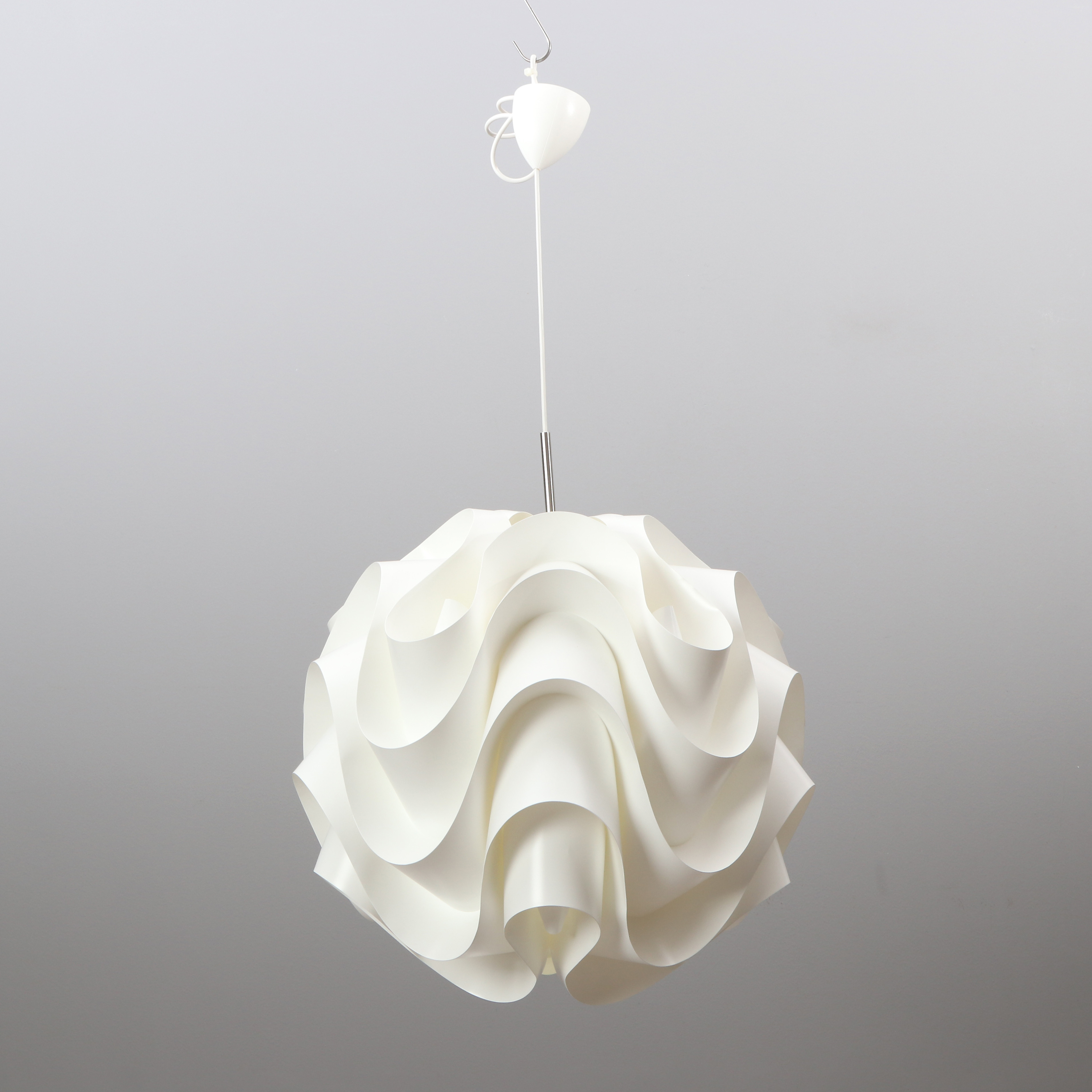 LE KLINT. TAKLAMPA. Veckad plast på metallställning. 172XL, Louis Poulsen, samtida tillverkning. Invändiggt etikettmärkt.