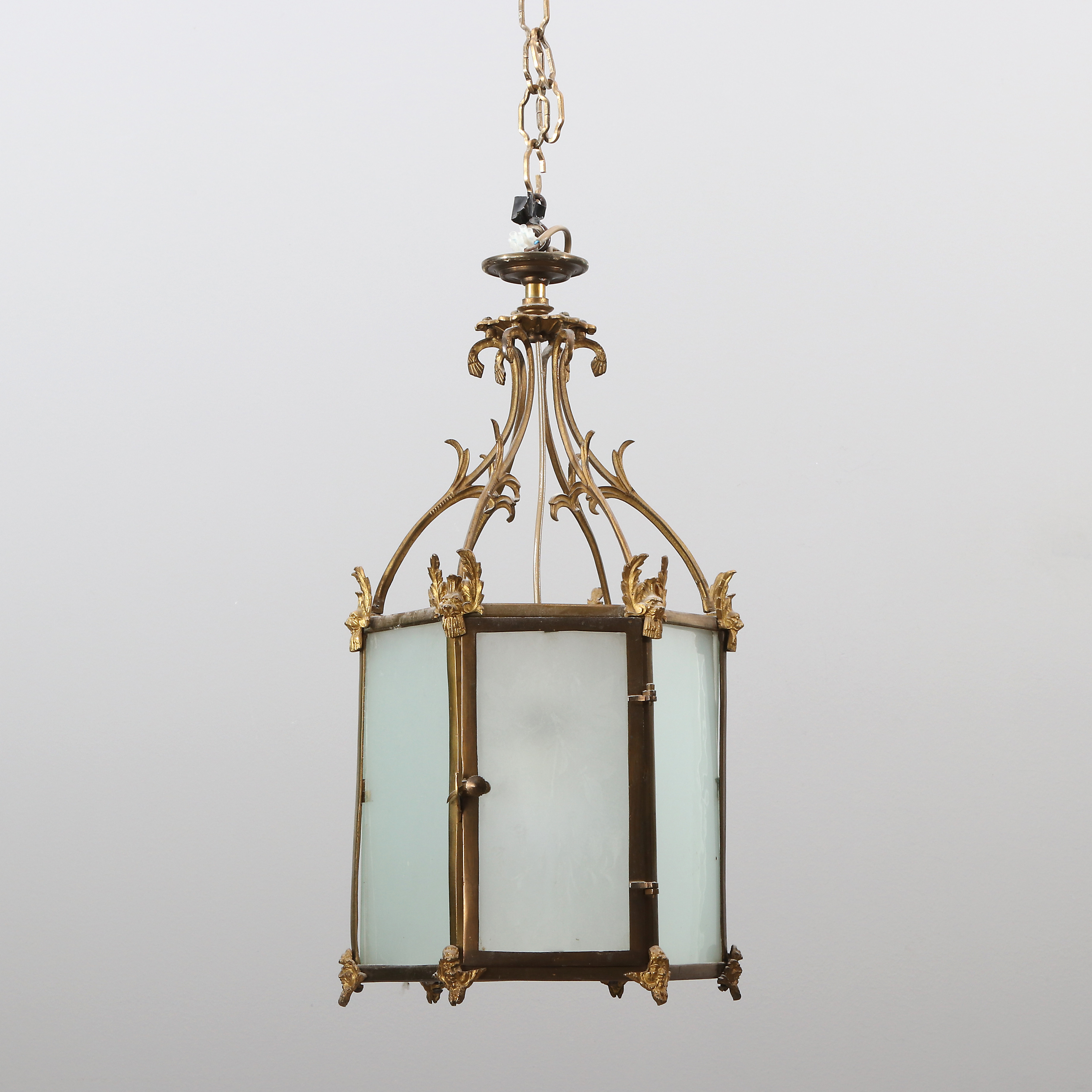 TAKLYKTA. Mässing och glas. 1900-tal.