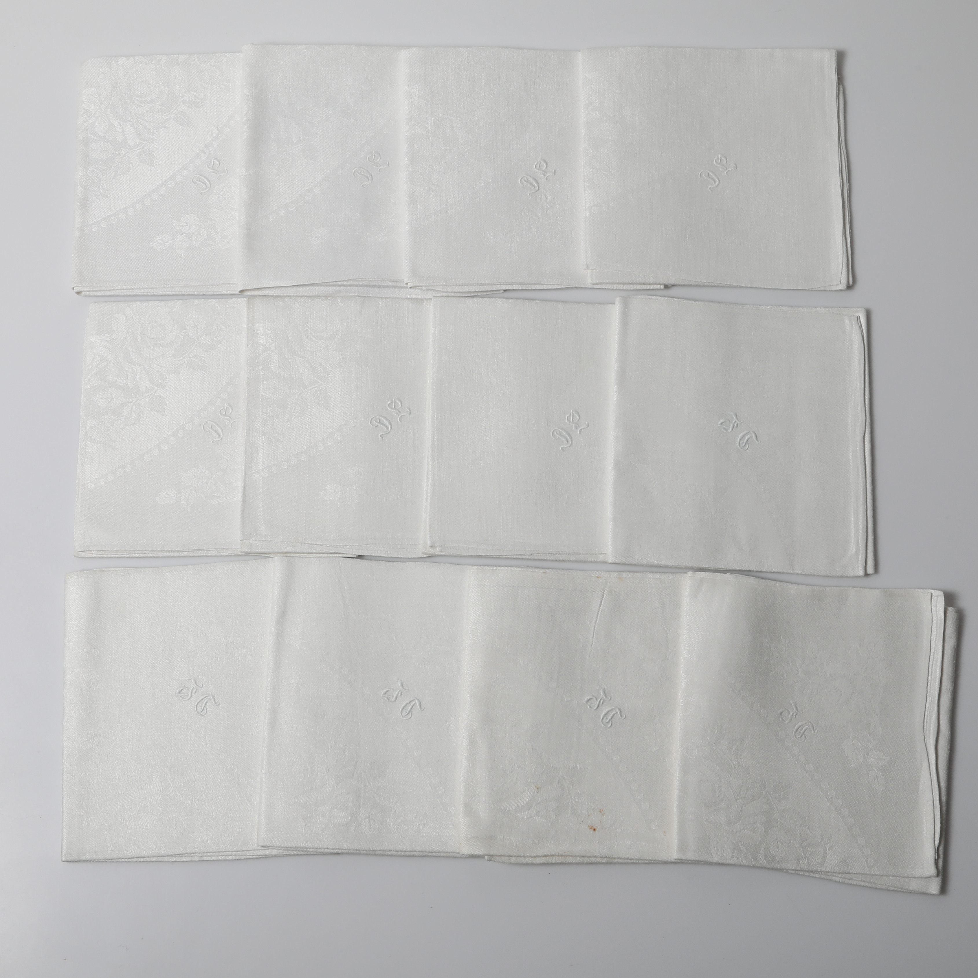 SERVETTER, 12 stycken, linnedamast, 1900-tal.