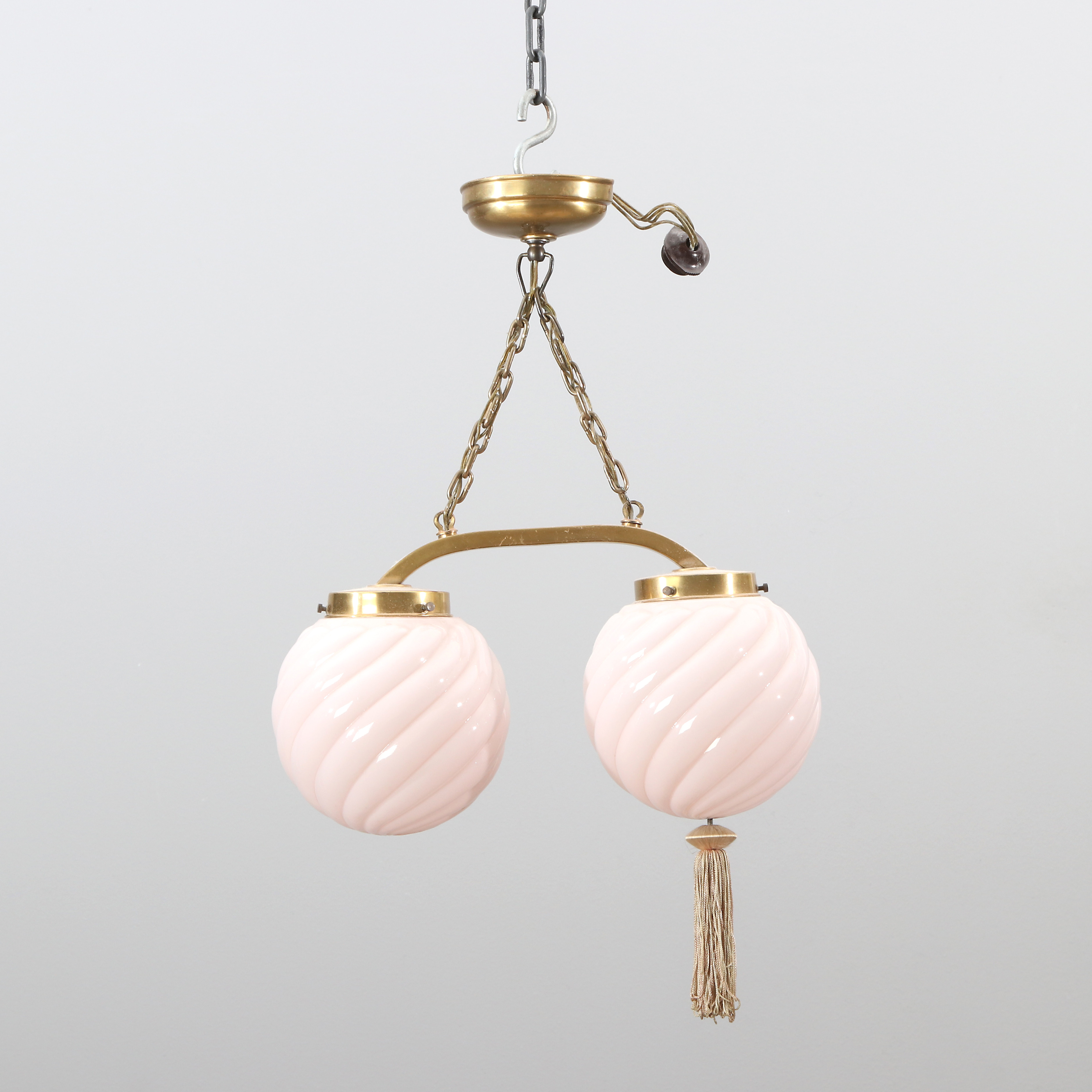 TAKLAMPA. Mässing med rosa glaskupor. 1930/40-tal.