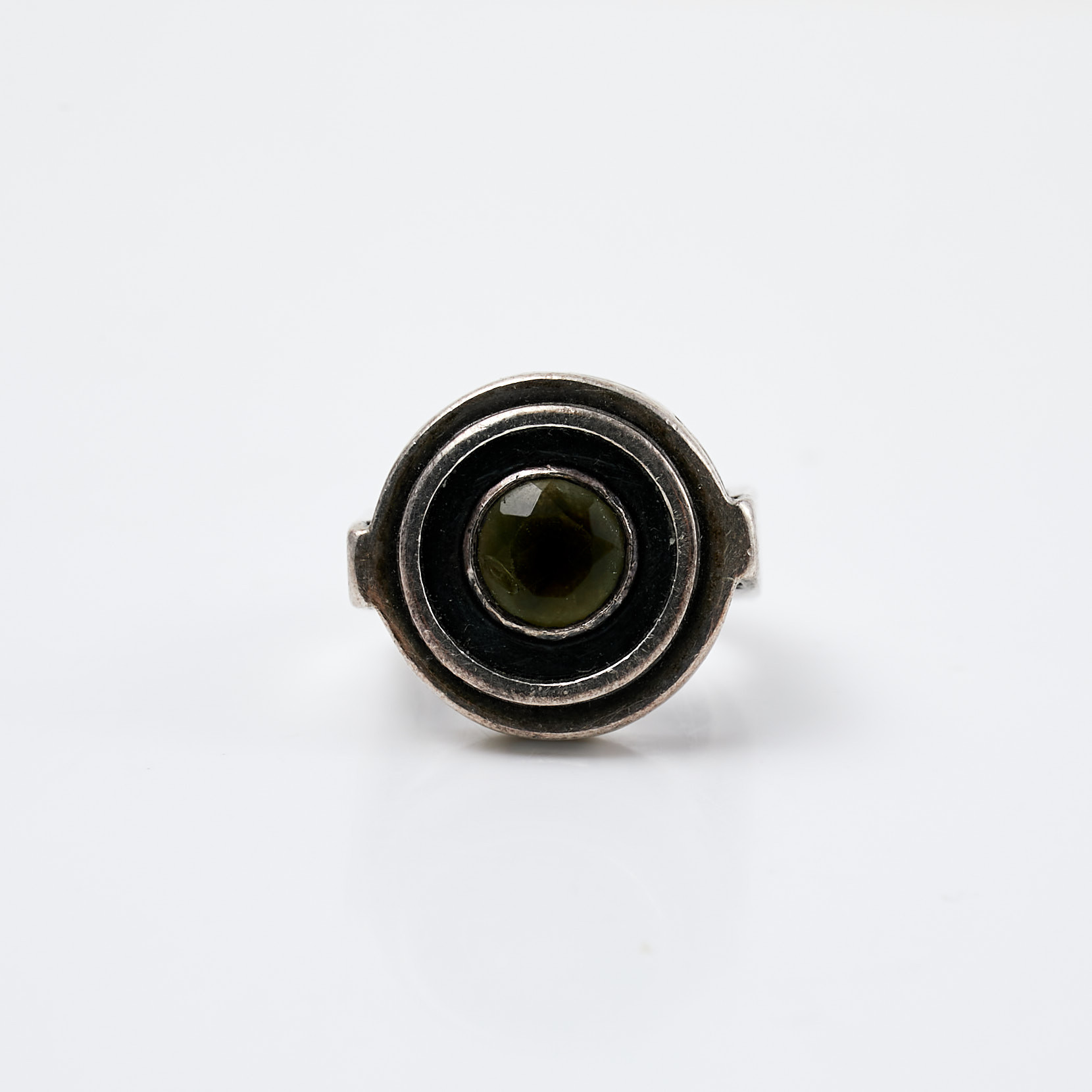 CLAES GIERTTA. Ring, sterlingsilver, 1 fasettslipad rökkvarts, Stockholm, 1965.