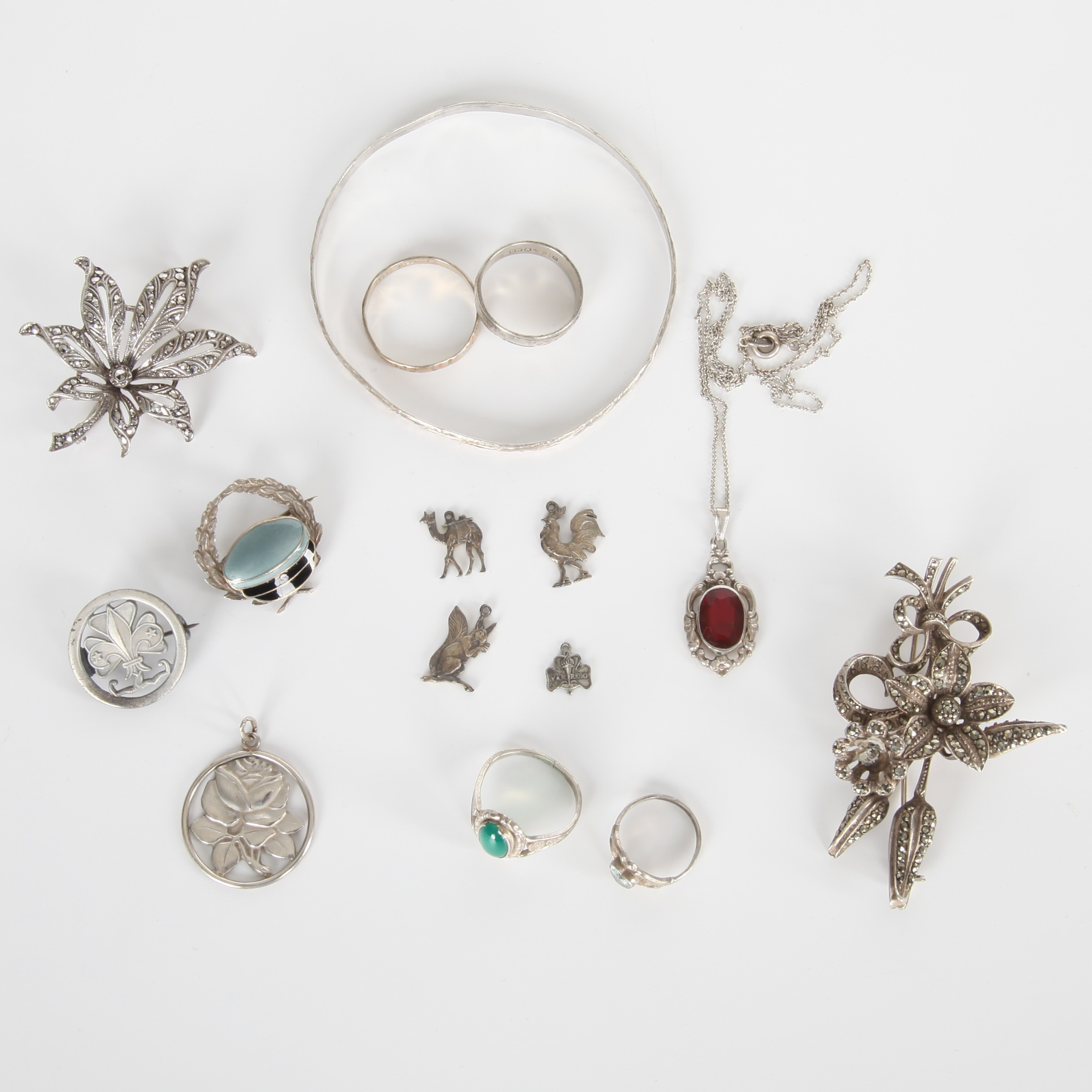 SILVERSMYCKEN, 16 delar, ringar, halsband, broscher, berlocker och armband, 1900-tal.